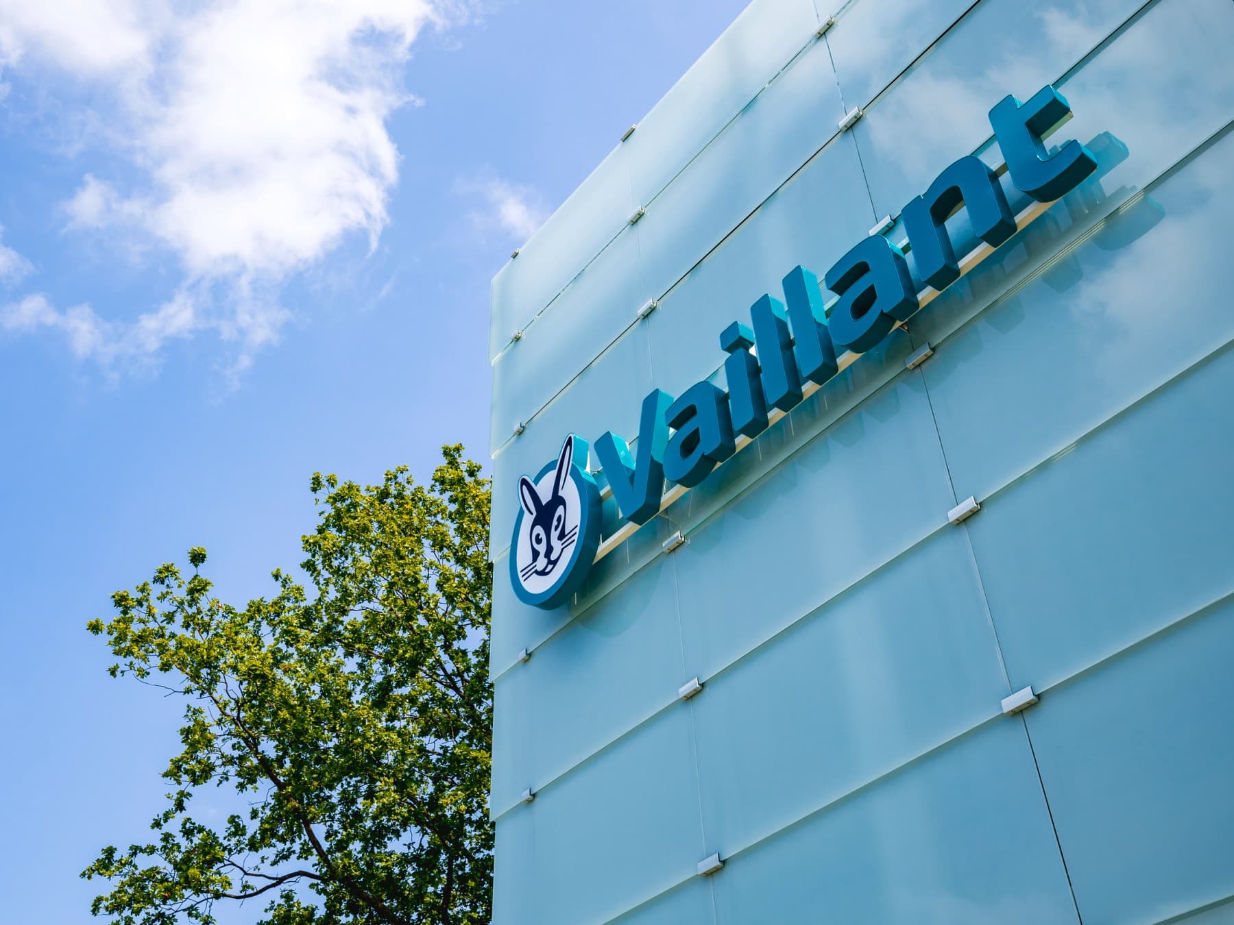 Logo Vaillant sur la façade d'un bâtiment