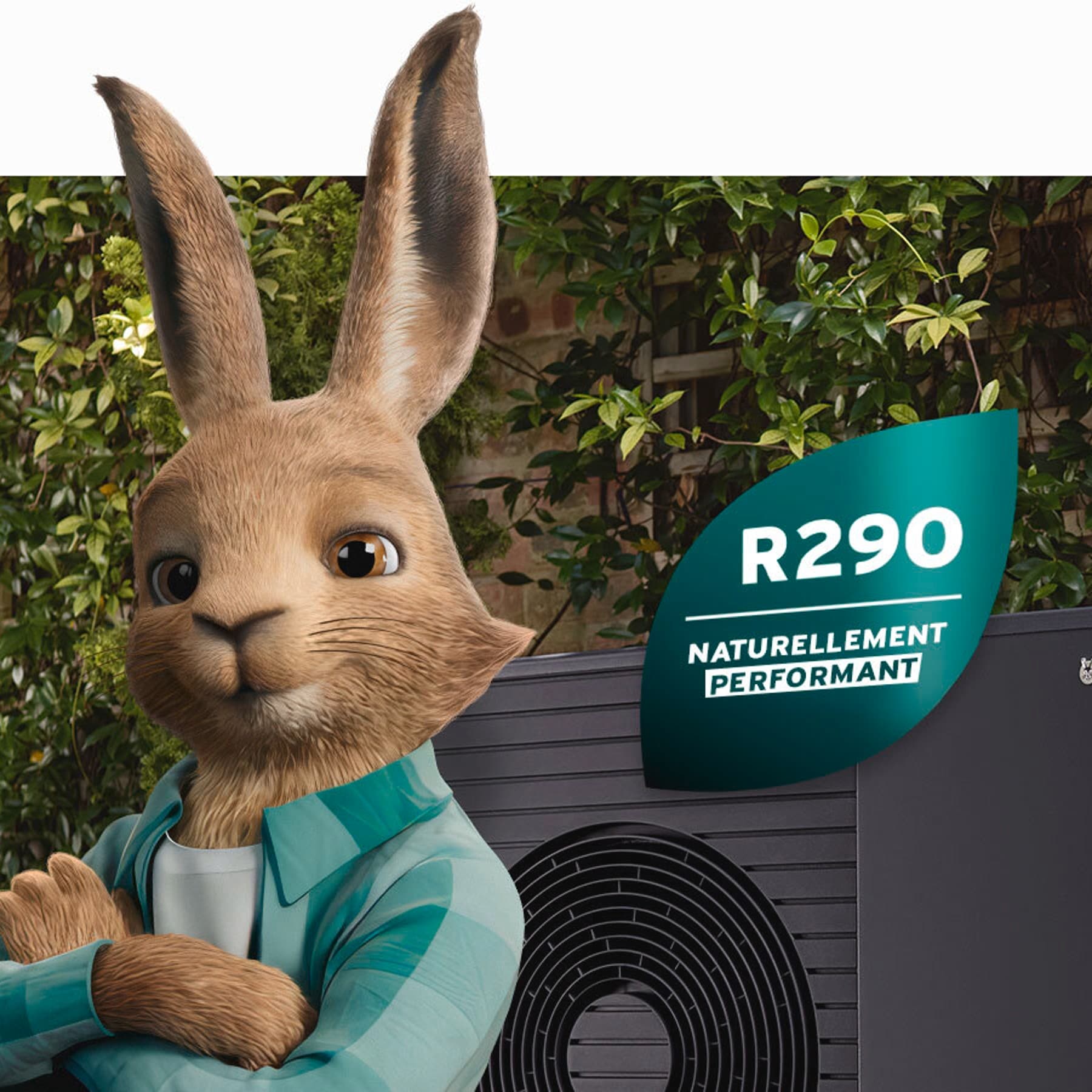 Le lapin Vaillant avec logo « réfrigérant naturel » devant une pompe à chaleur aroTHERM plus | Vaillant