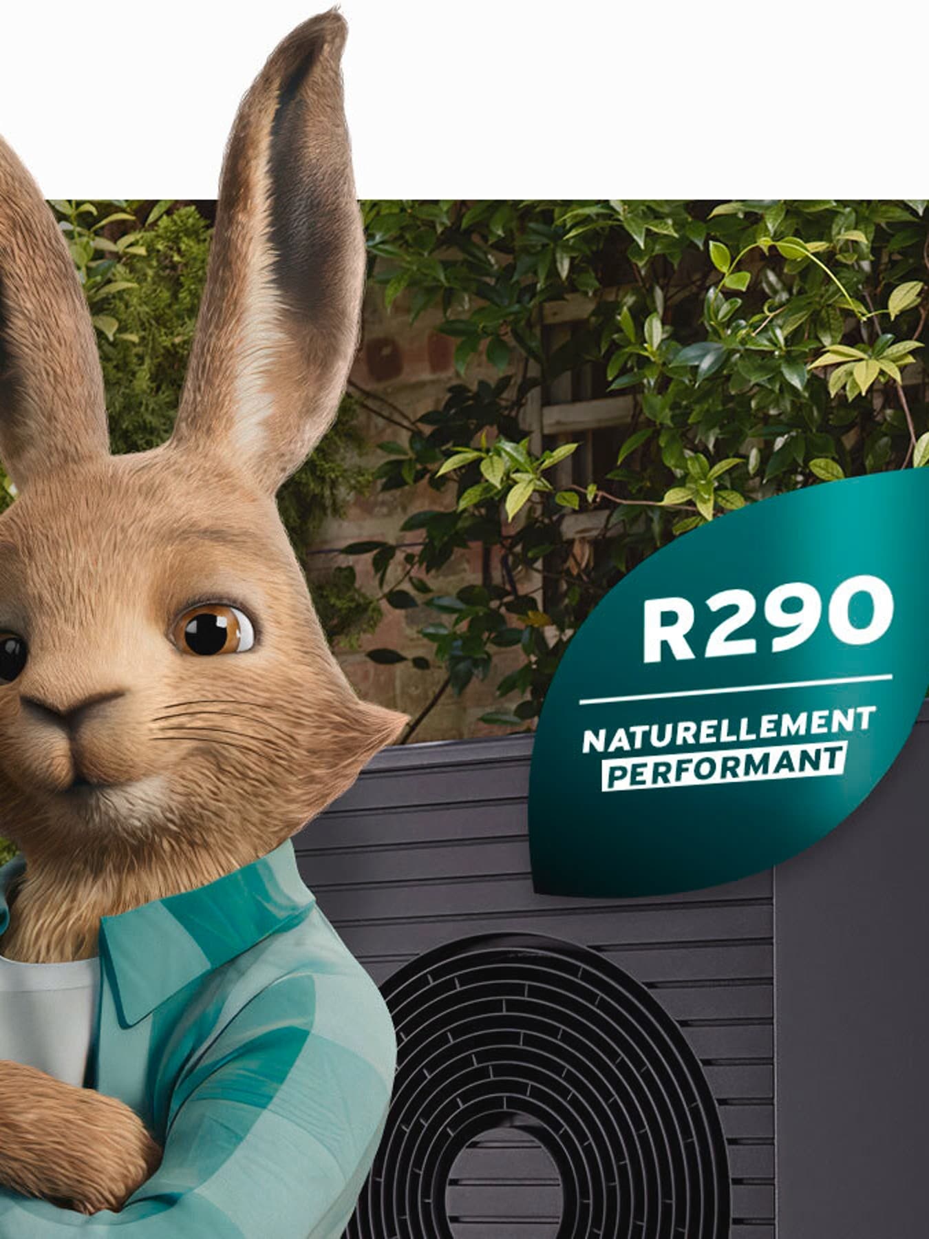 Lapin Vaillant avec logo « réfrigérant naturel » devant une pompe à chaleur aroTHERM plus