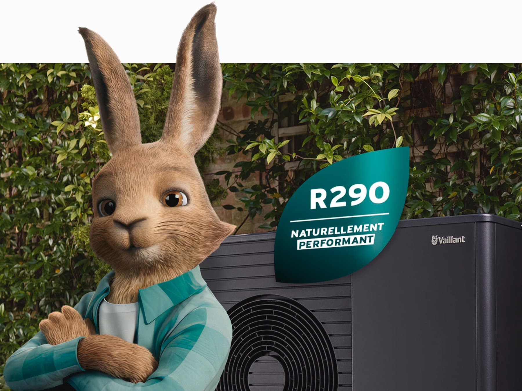 Lapin Vaillant avec logo « réfrigérant naturel » devant une pompe à chaleur aroTHERM plus