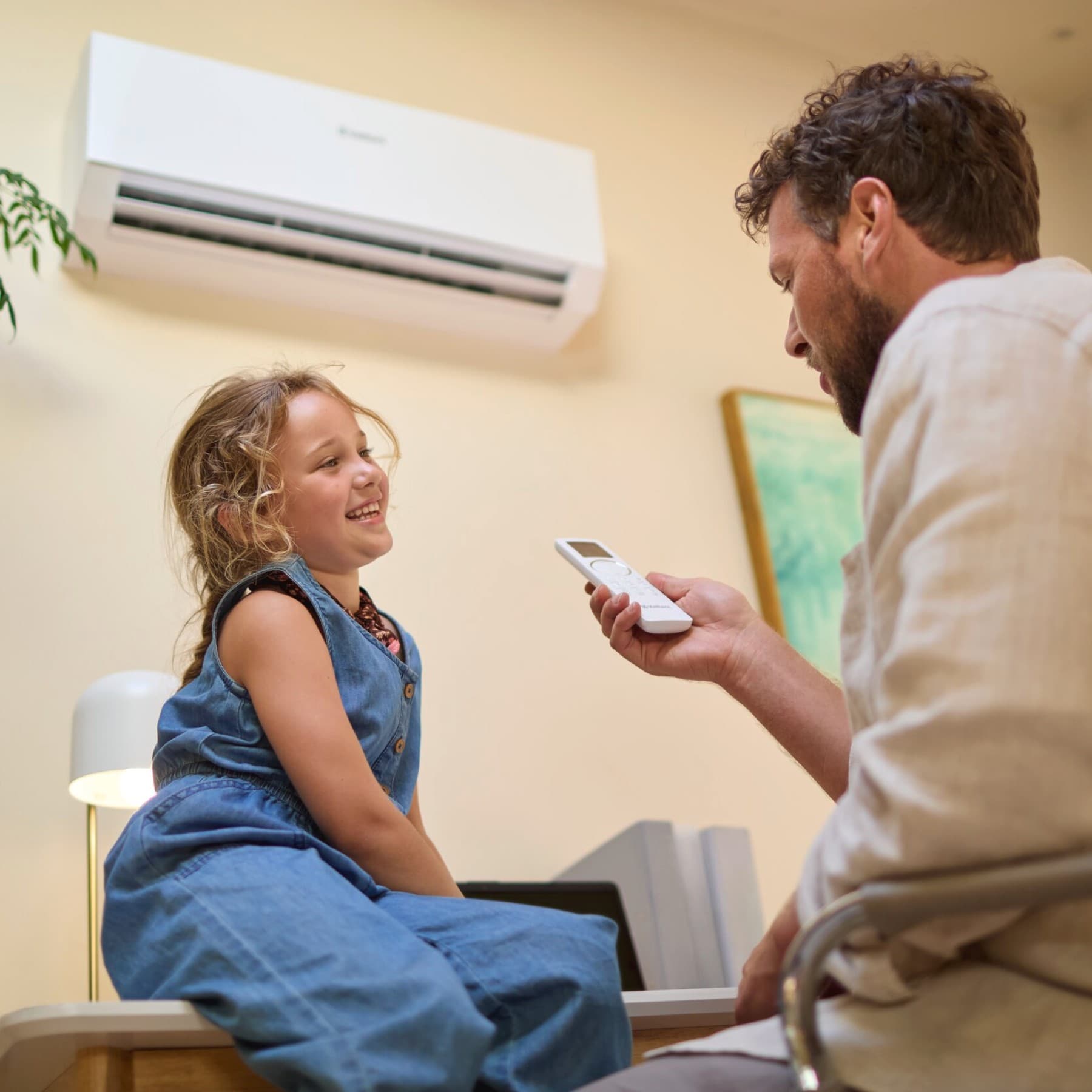 Climatisation dans le salon, fixée au mur | Vaillant