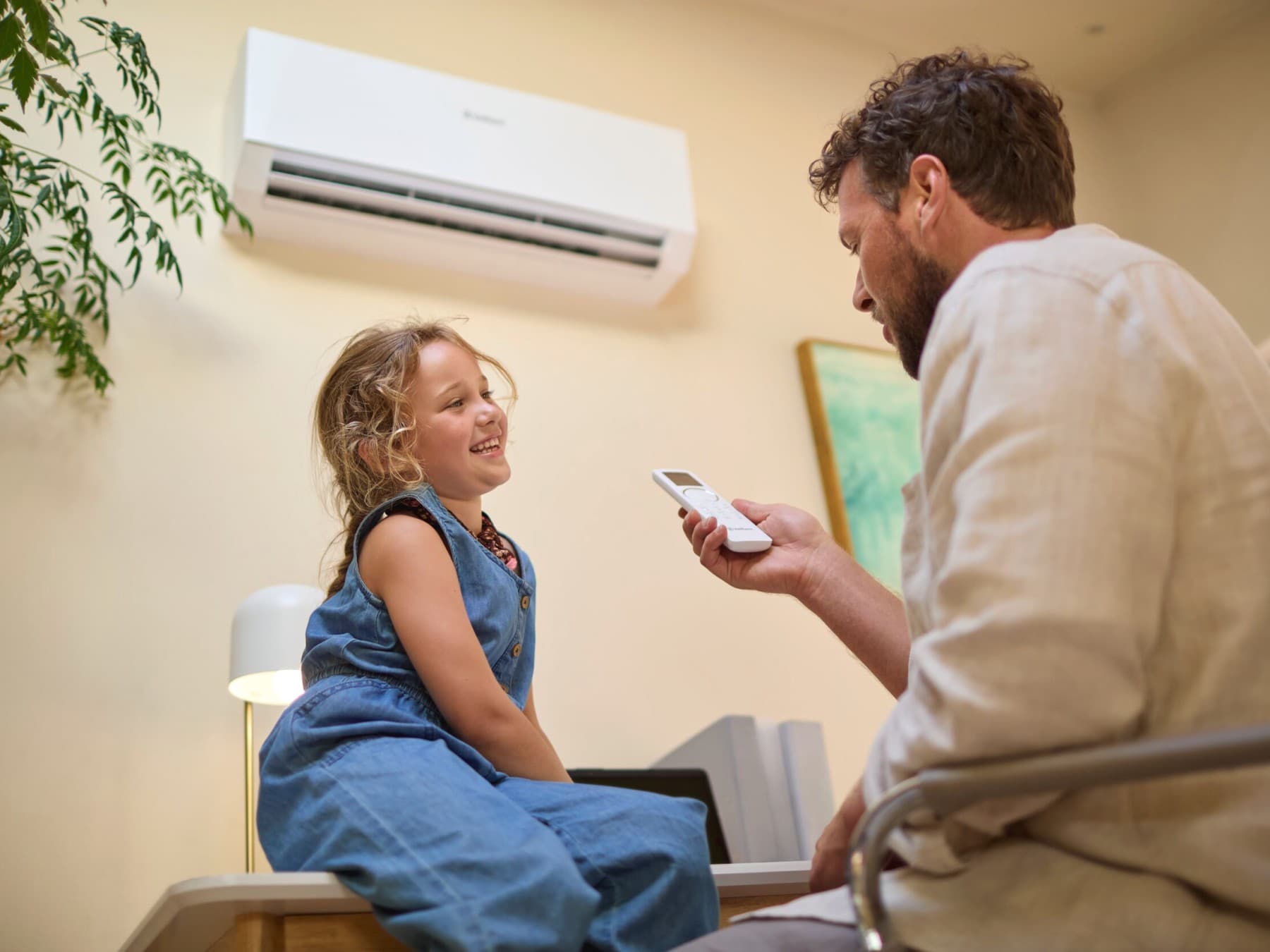 Climatisation dans le salon, fixée au mur | Vaillant