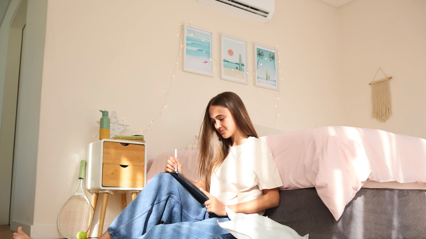 Une climatisation dans une chambre d'adolescente sur le mur sous le plafond | Vaillant