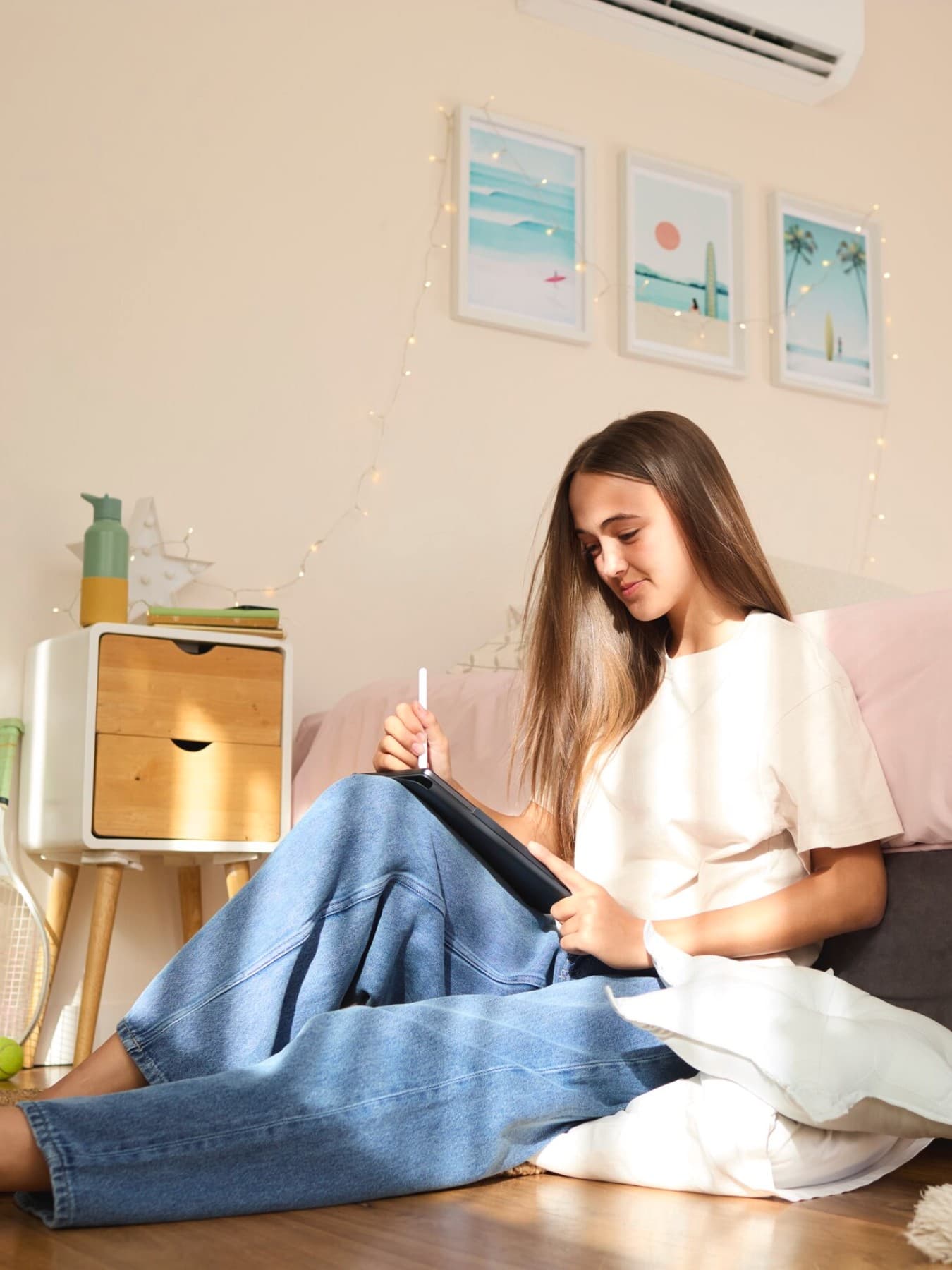 Une climatisation dans une chambre d'adolescente sur le mur sous le plafond | Vaillant
