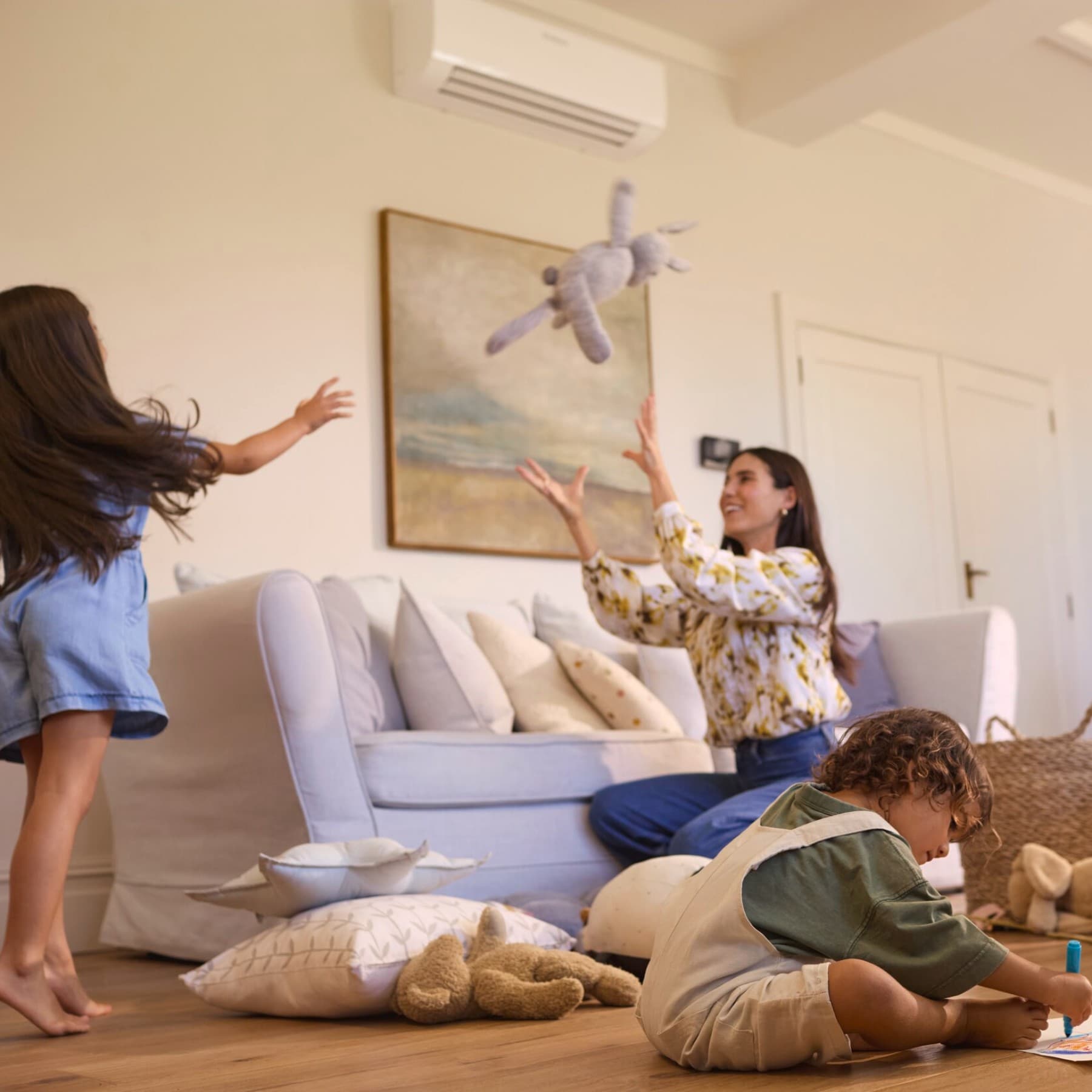 Une famille jouant confortablement dans le salon | Vaillant