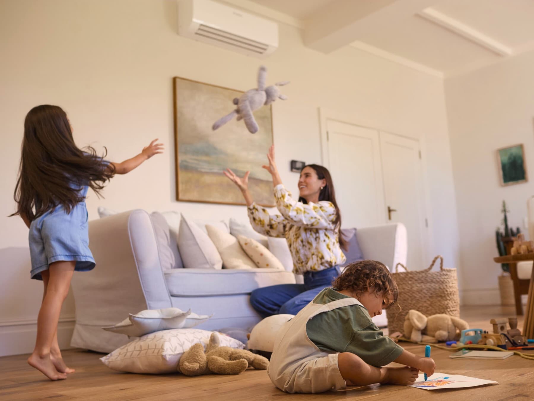 Une famille jouant confortablement dans le salon | Vaillant
