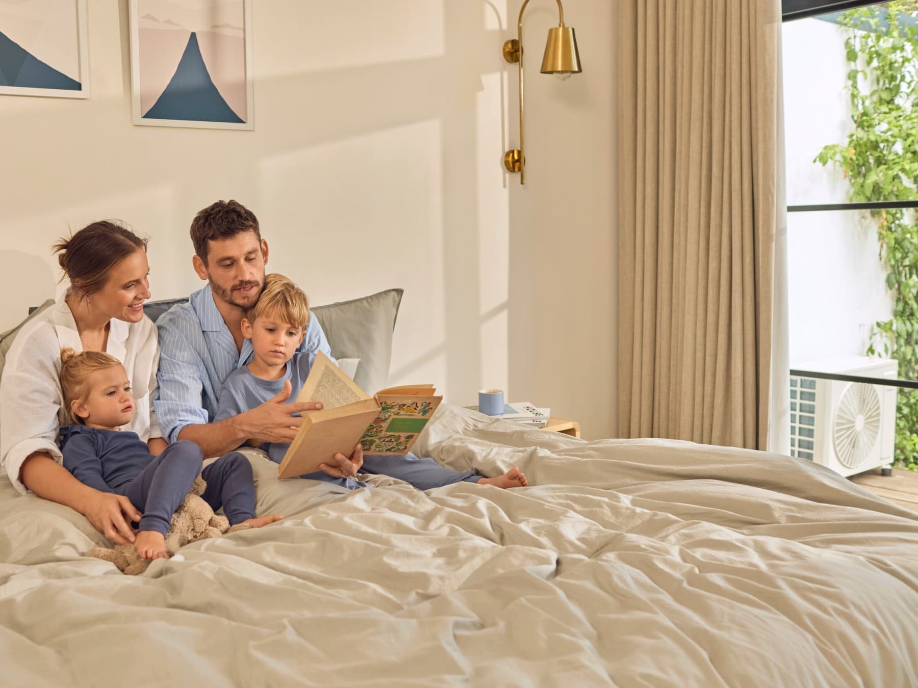 Famille profitant du confort thermique de leur maison | Vaillant