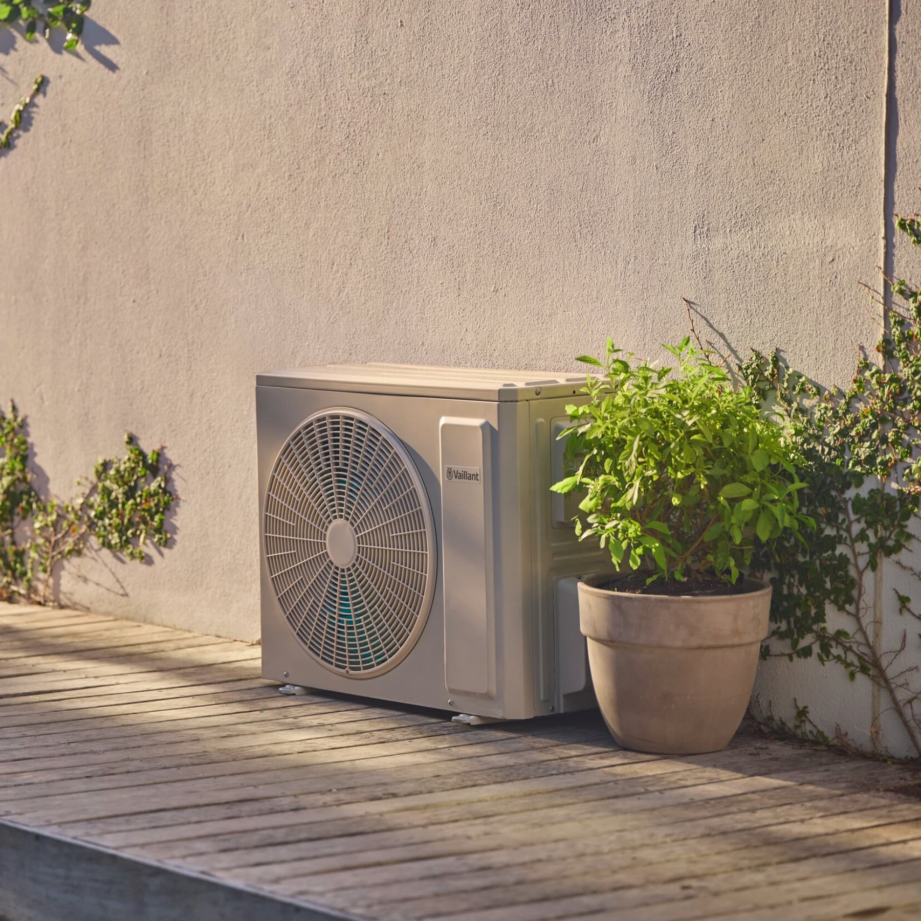 Pompe à chaleur air-air installée à l'extérieur d'un mur de maison | Vaillant