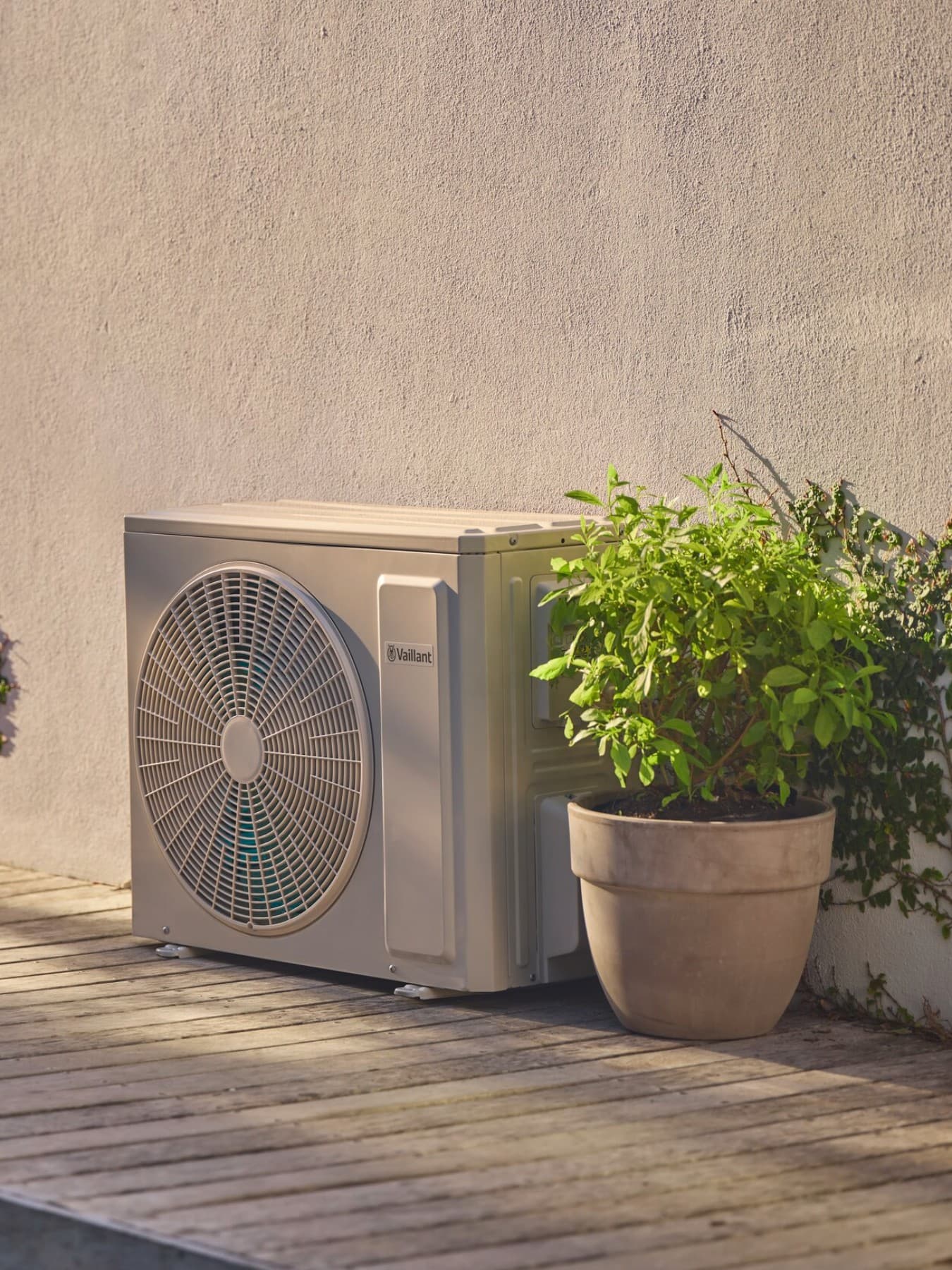Pompe à chaleur air-air installée à l'extérieur d'un mur de maison | Vaillant
