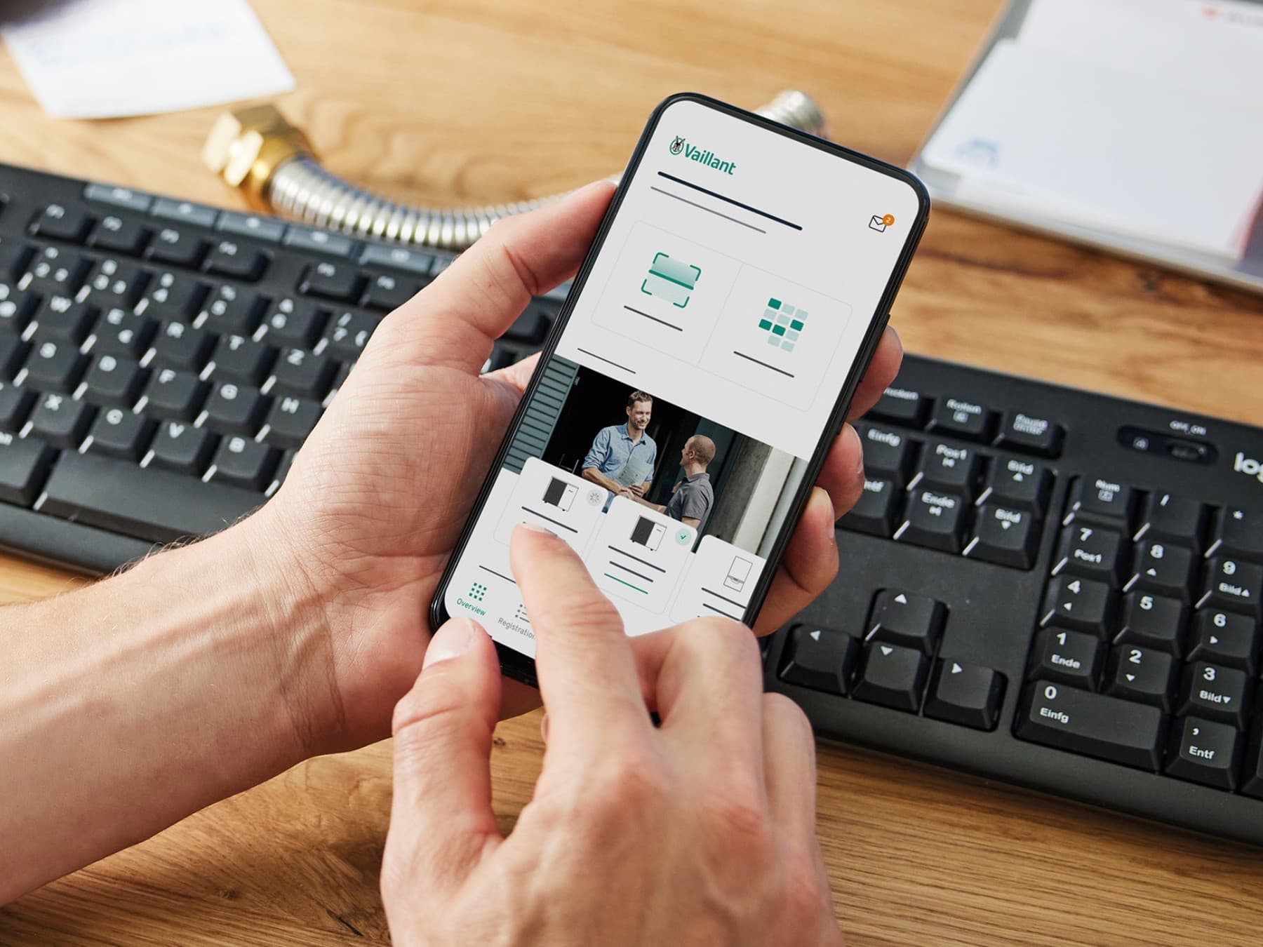 Personne réglant ses options de chauffage depuis son téléphone | Vaillant