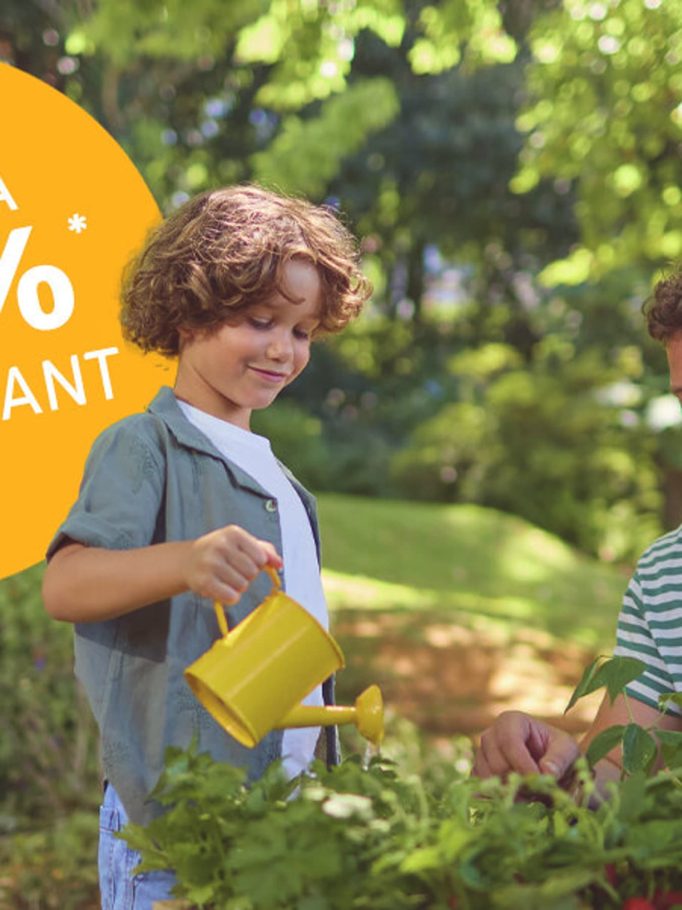 Un père et son fils jardinant avec un macaron avec un pourcentage d'aides | Vaillant