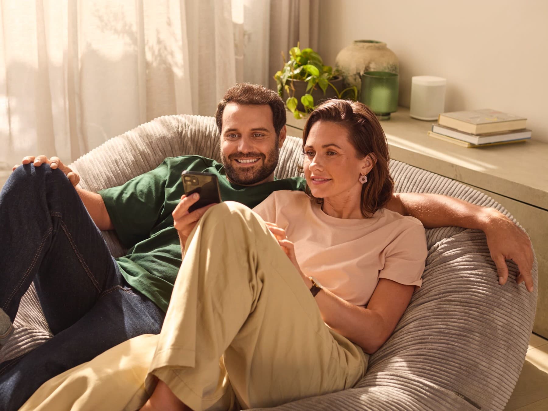 Couple profitant du confort thermique de leur maison | Vaillant