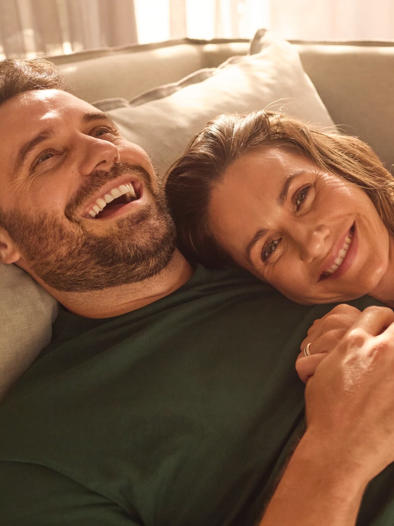 Couple allongé dans un lit