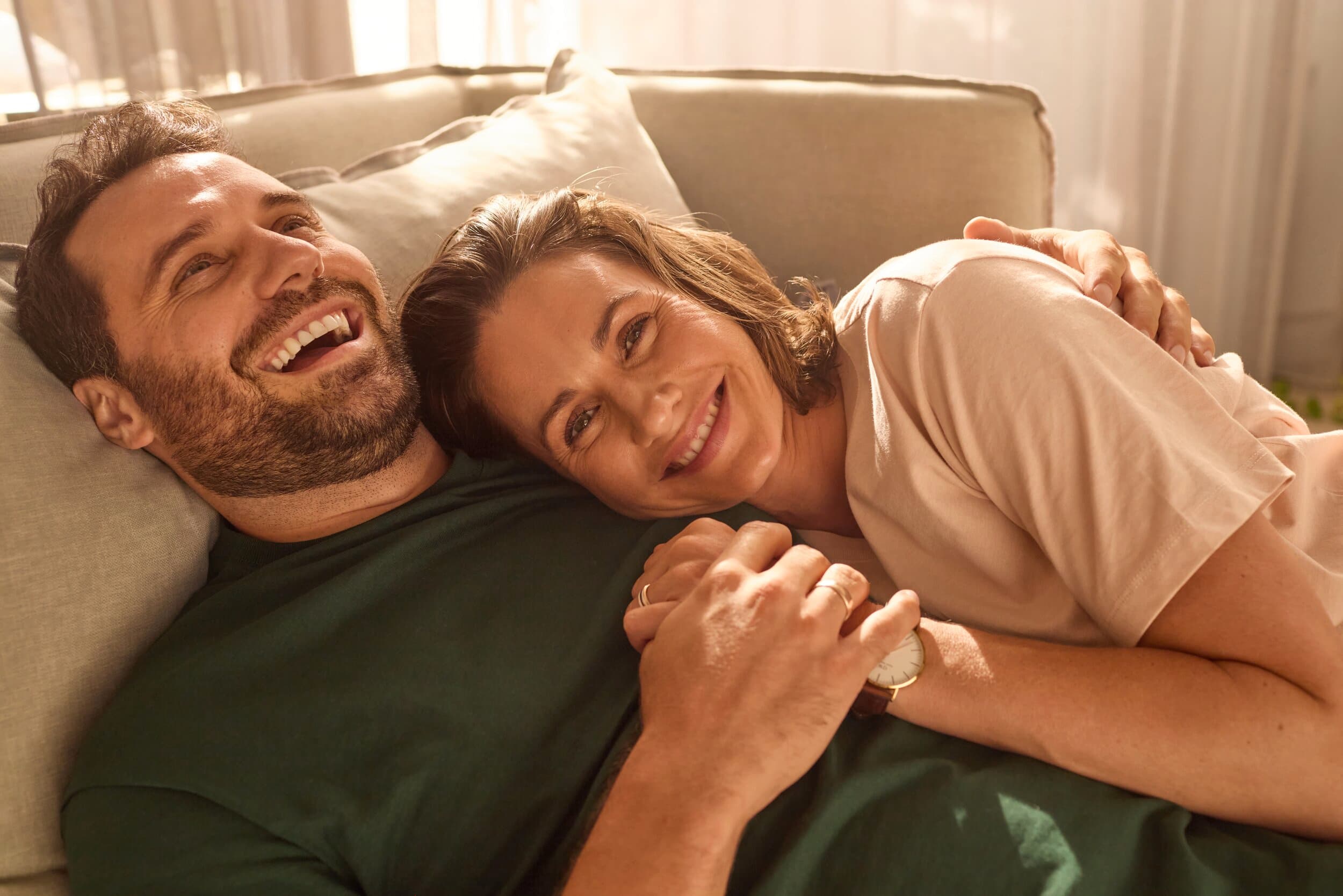 Couple profitant de leur confort thermique | Vaillant