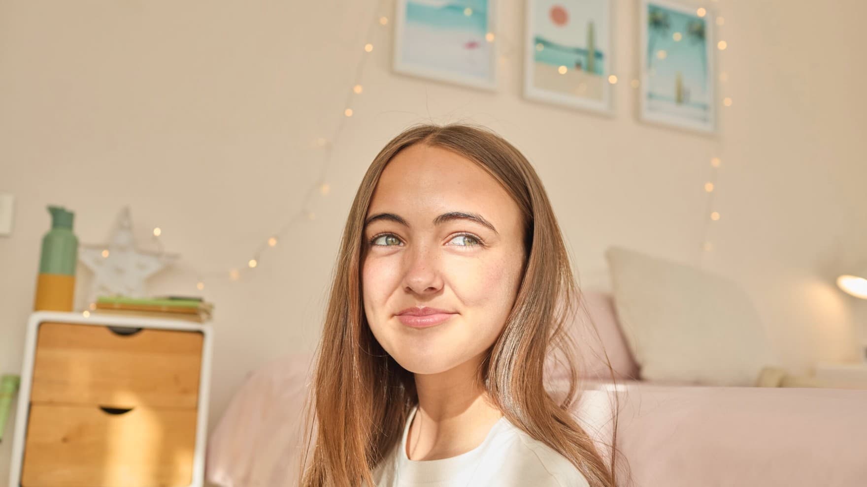 Fille assise dans une pièce regardant par la fenêtre | Vaillant