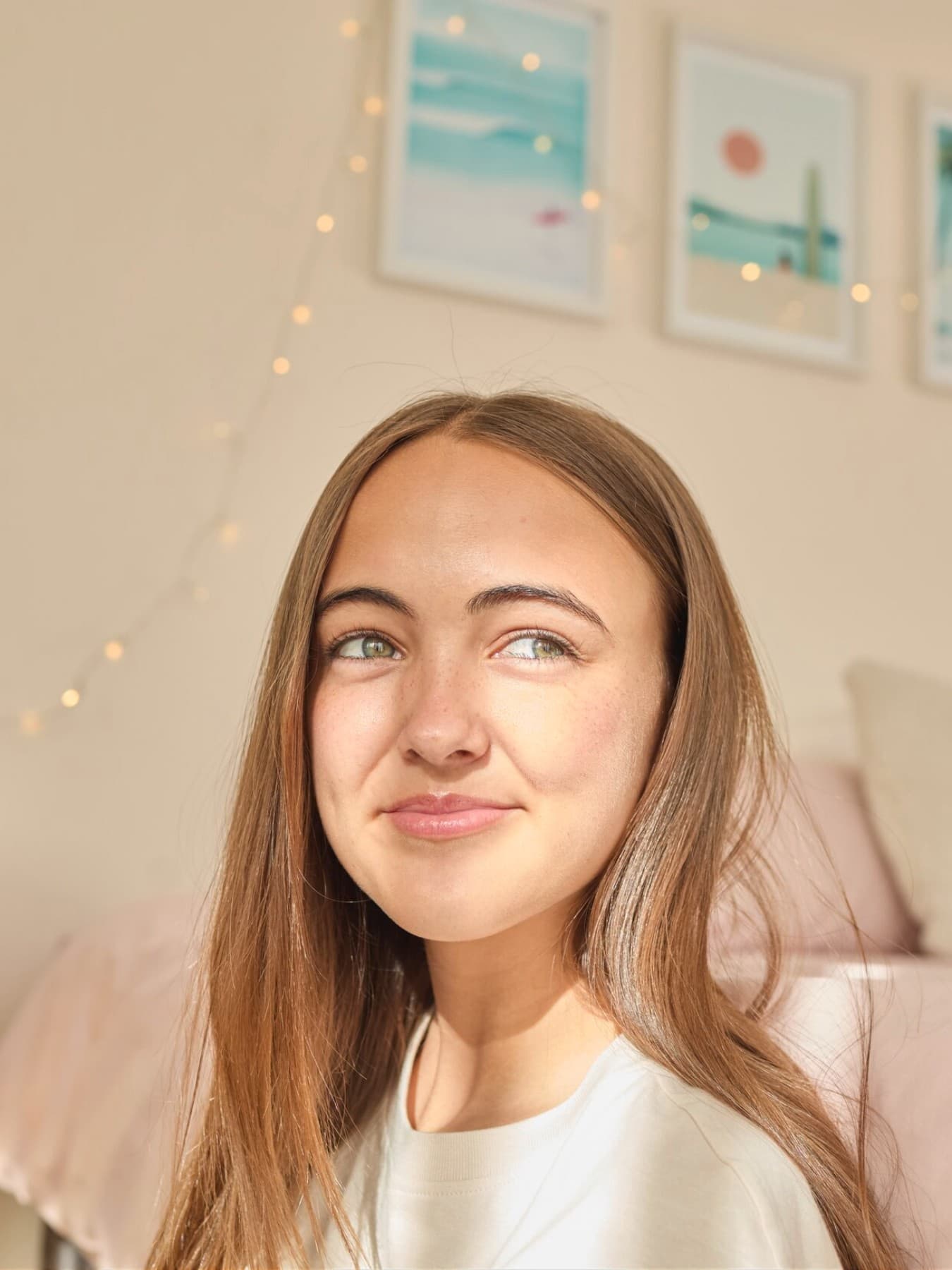 Fille assise dans une pièce regardant par la fenêtre | Vaillant