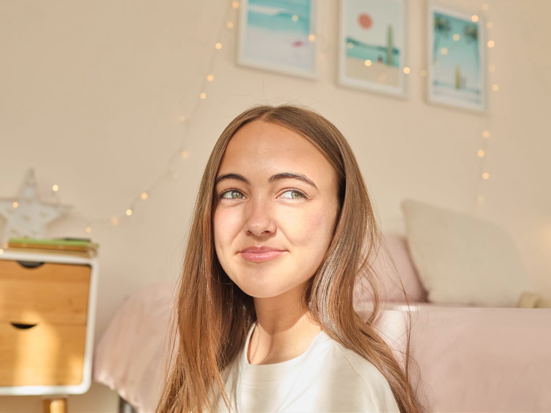 Une fille assise dans une pièce | Vaillant
