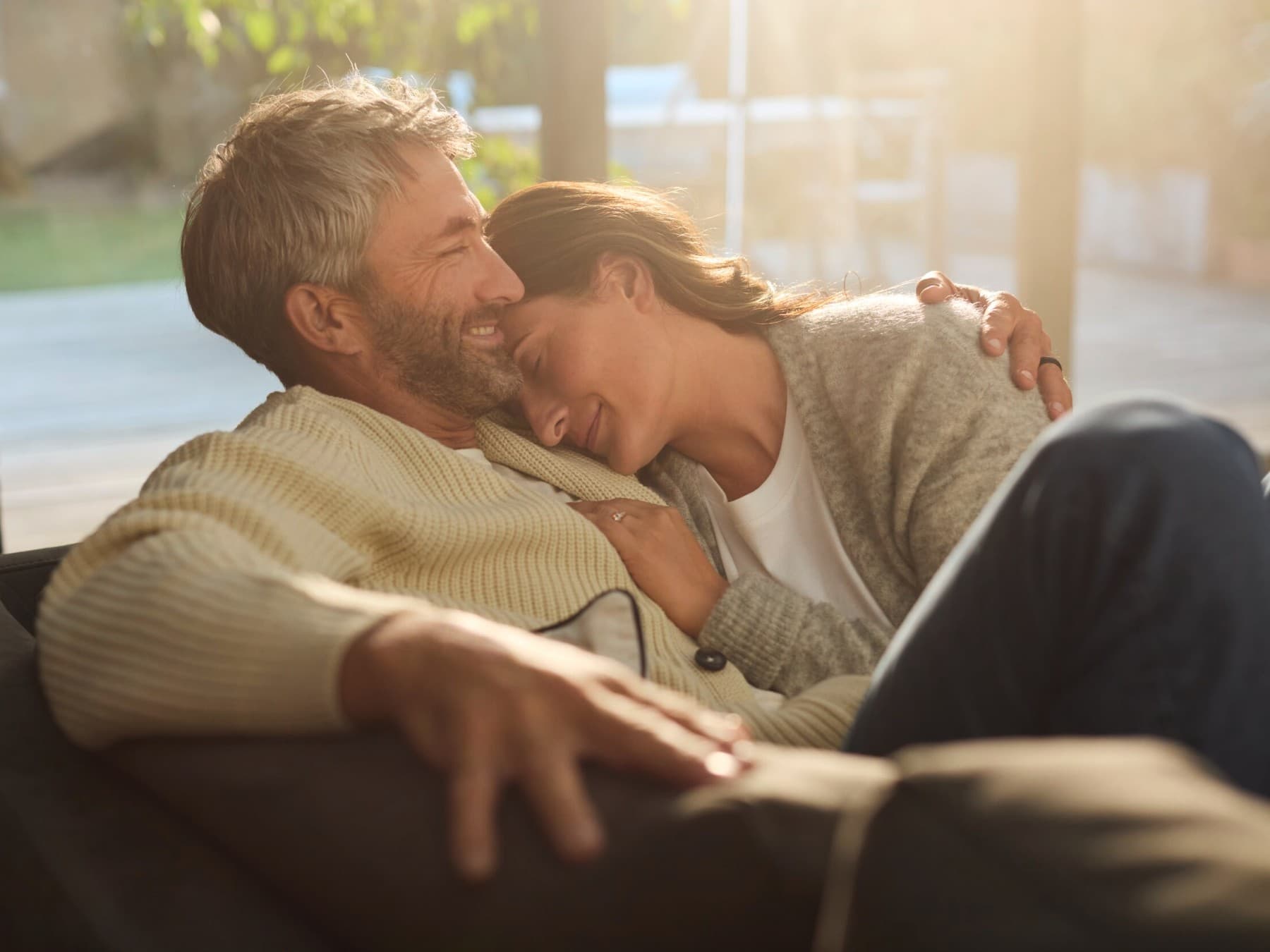 Couple se relaxant ensemble sur un canapé | Vaillant