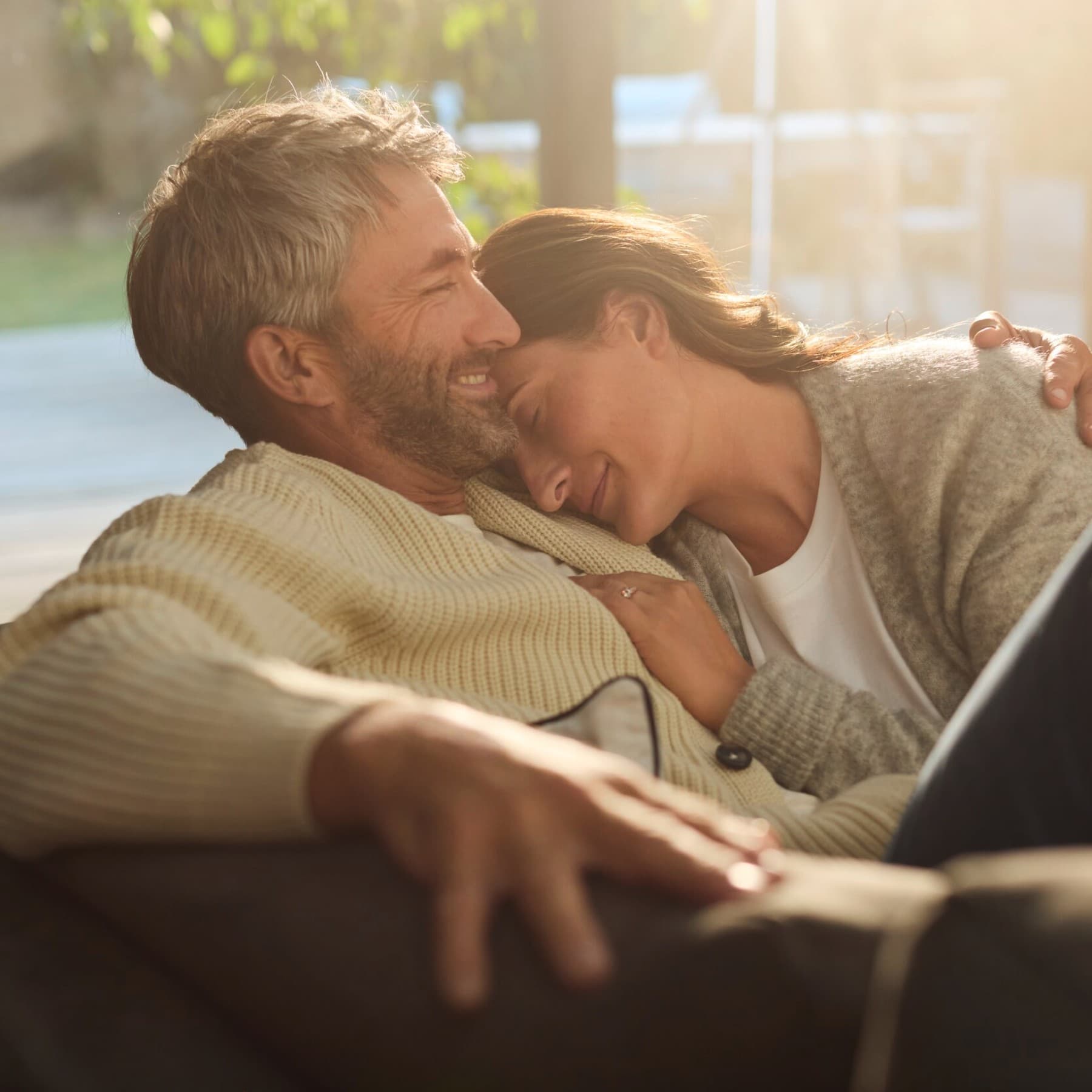 Couple se relaxant ensemble sur un canapé | Vaillant