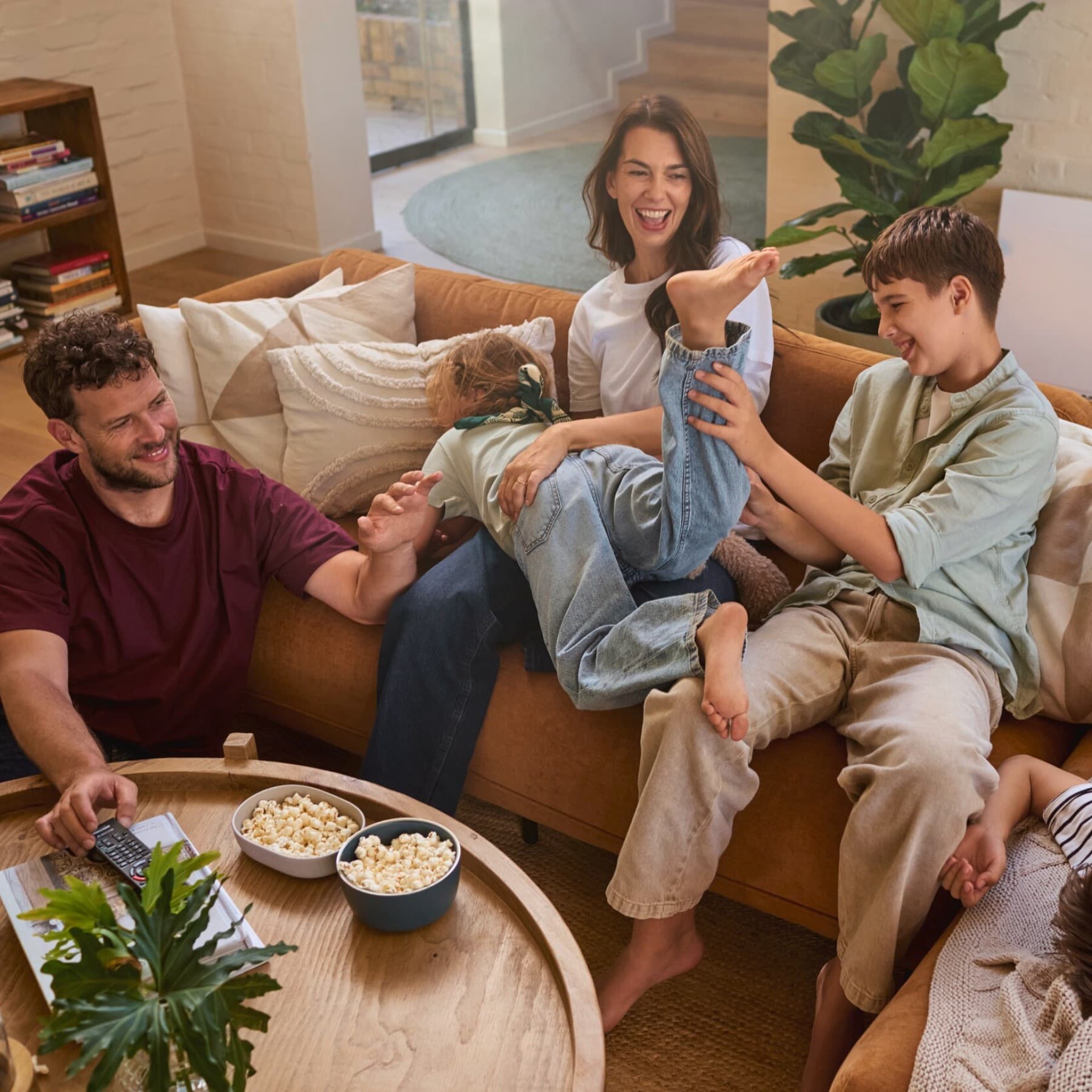 Famille se relaxant sur le canapé | Vaillant