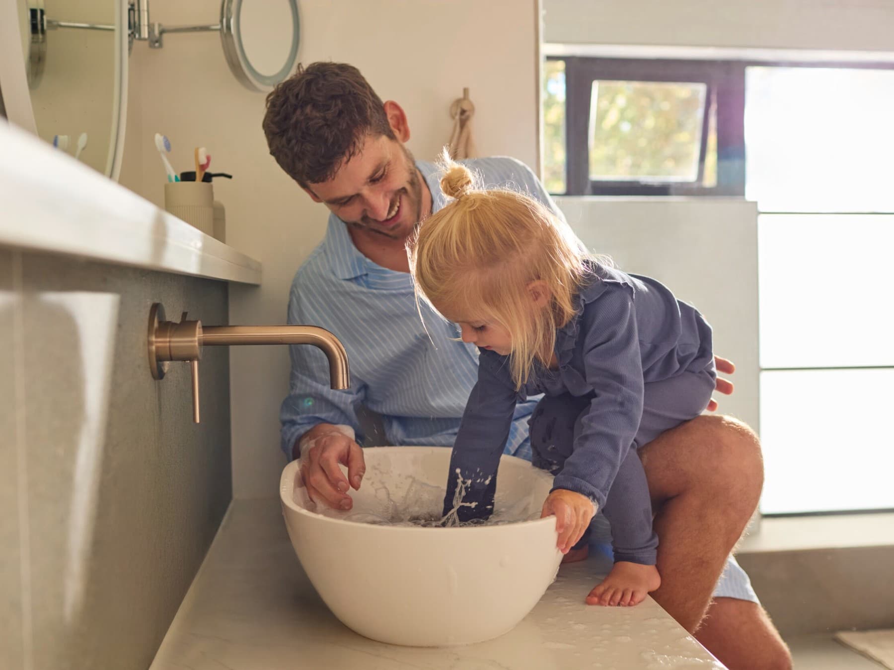 Petite fille profitant de sa douche | Vaillant