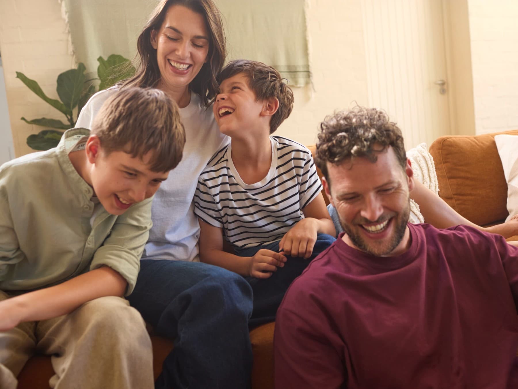 Un couple avec leur deux enfants dans leur salon | Vaillant