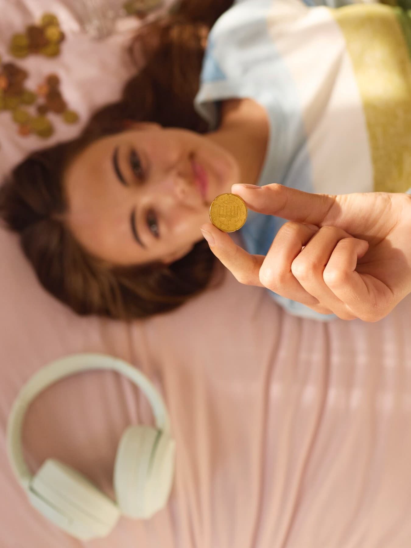 Fille comptant de l'argent sur un lit.