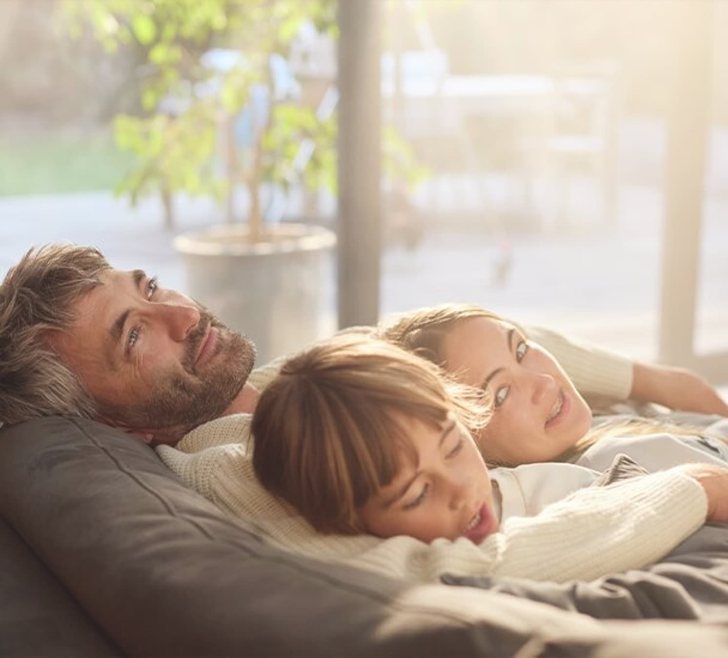 Un couple avec leur fille profitent d'une chaleur accueillante chez eux | Vaillant