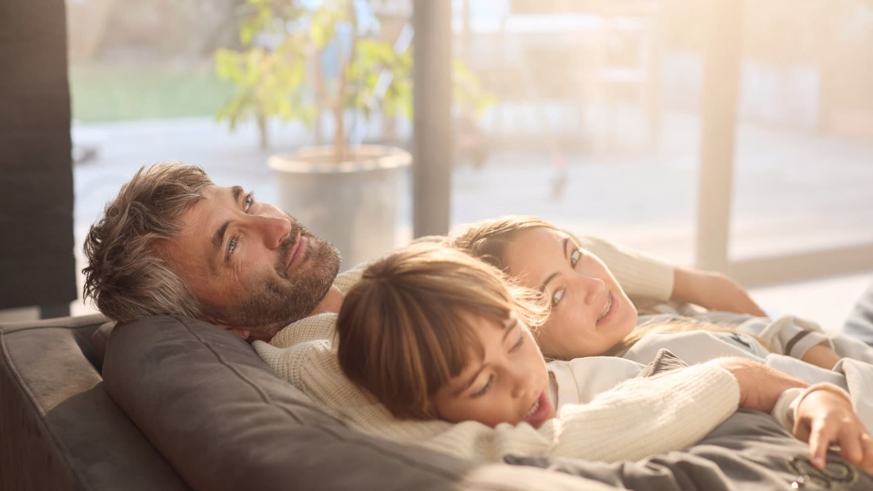 Famille allongée sur le canapé | Vaillant