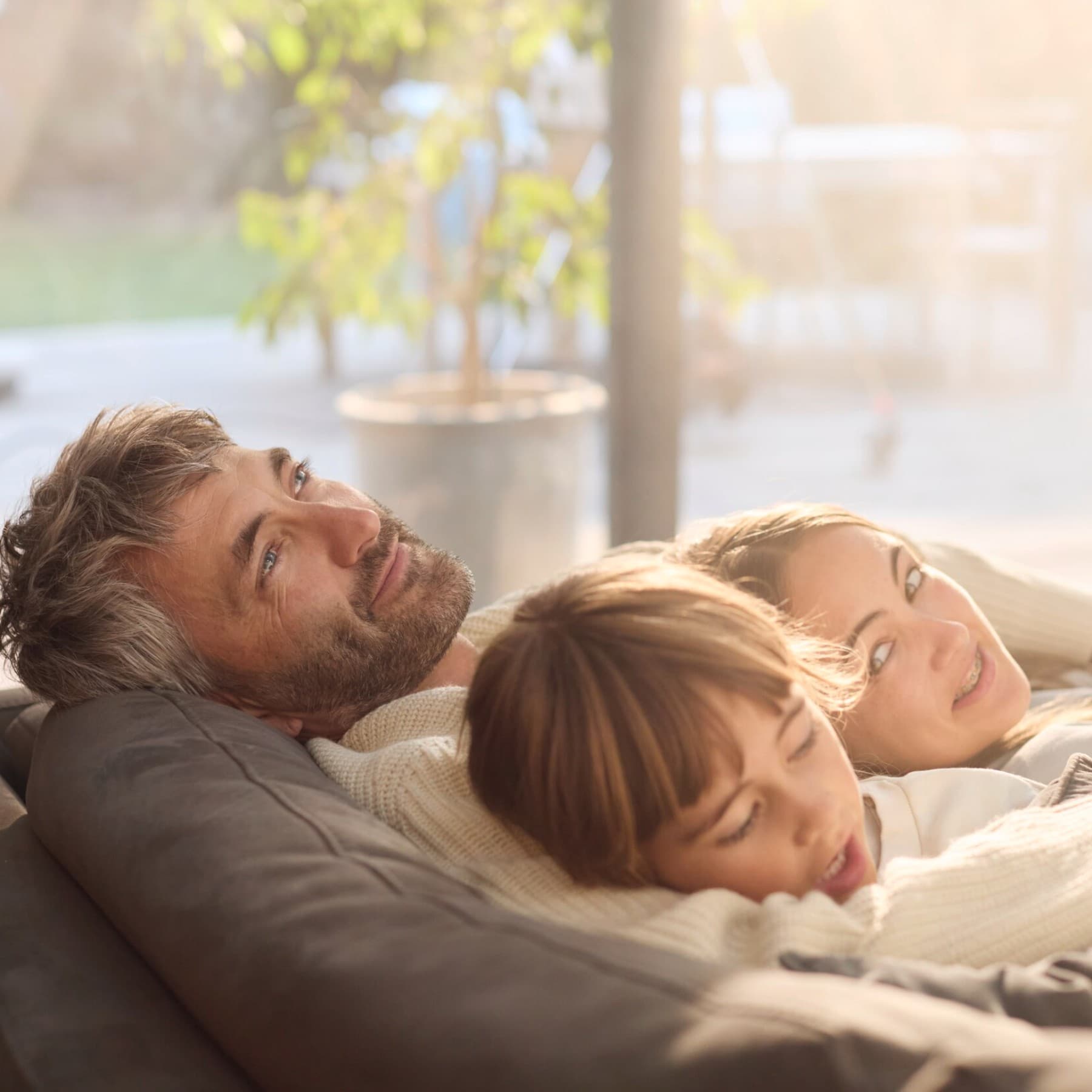 Une famille se détend ensemble sur un canapé | Vaillant