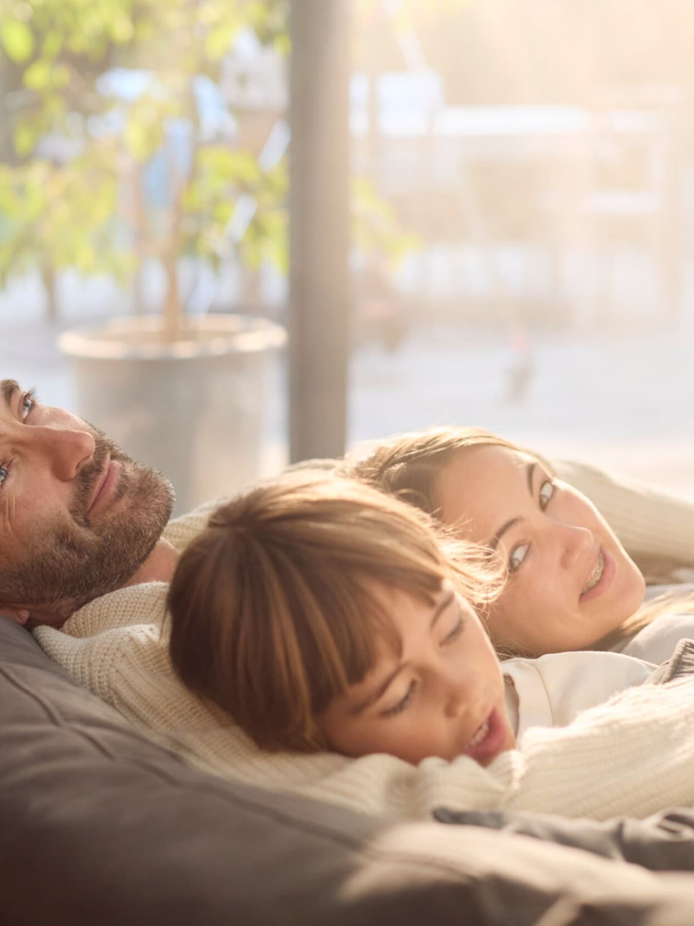 Famille allongée sur le canapé | Vaillant