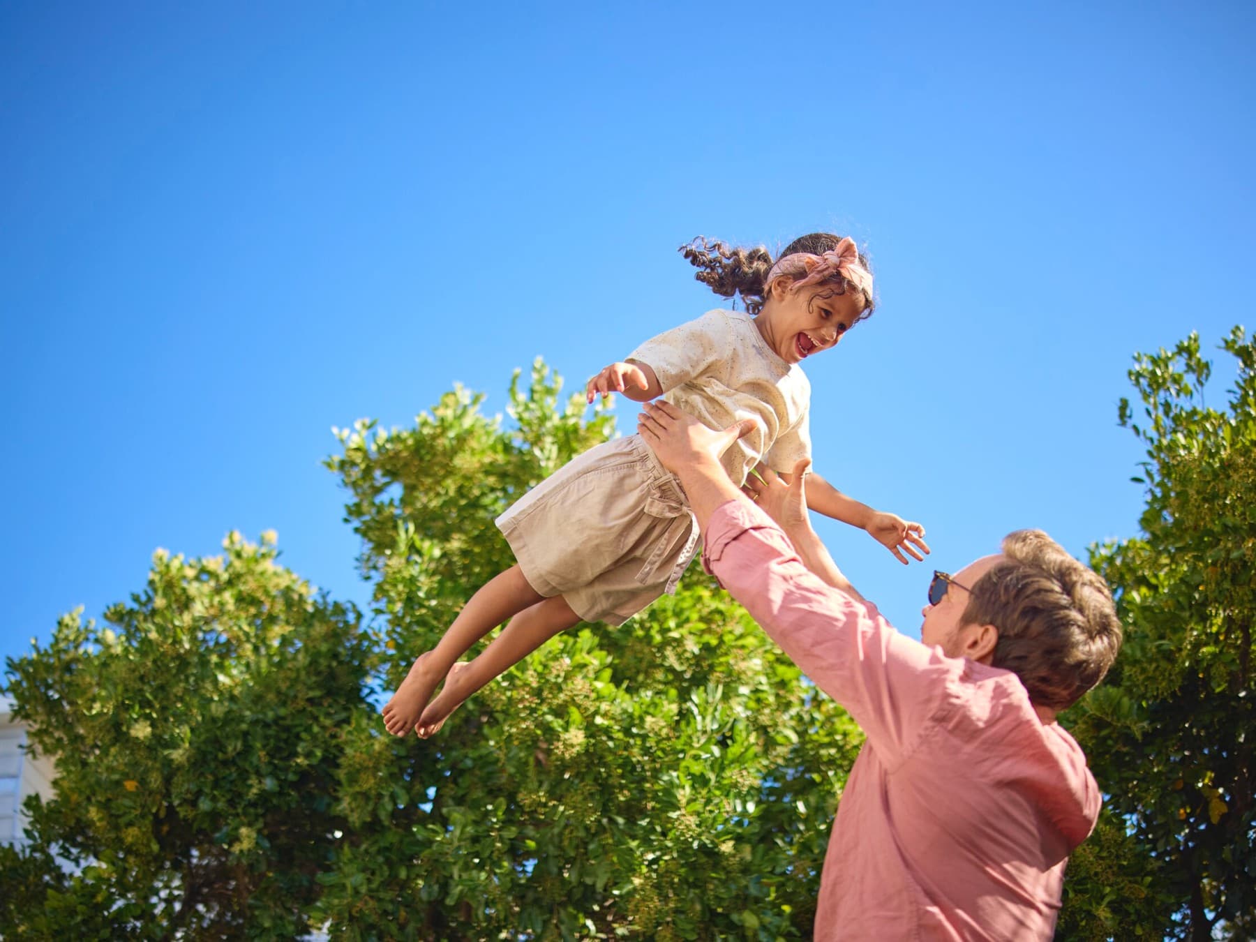 Un père et sa fille qui jouent | Vaillant