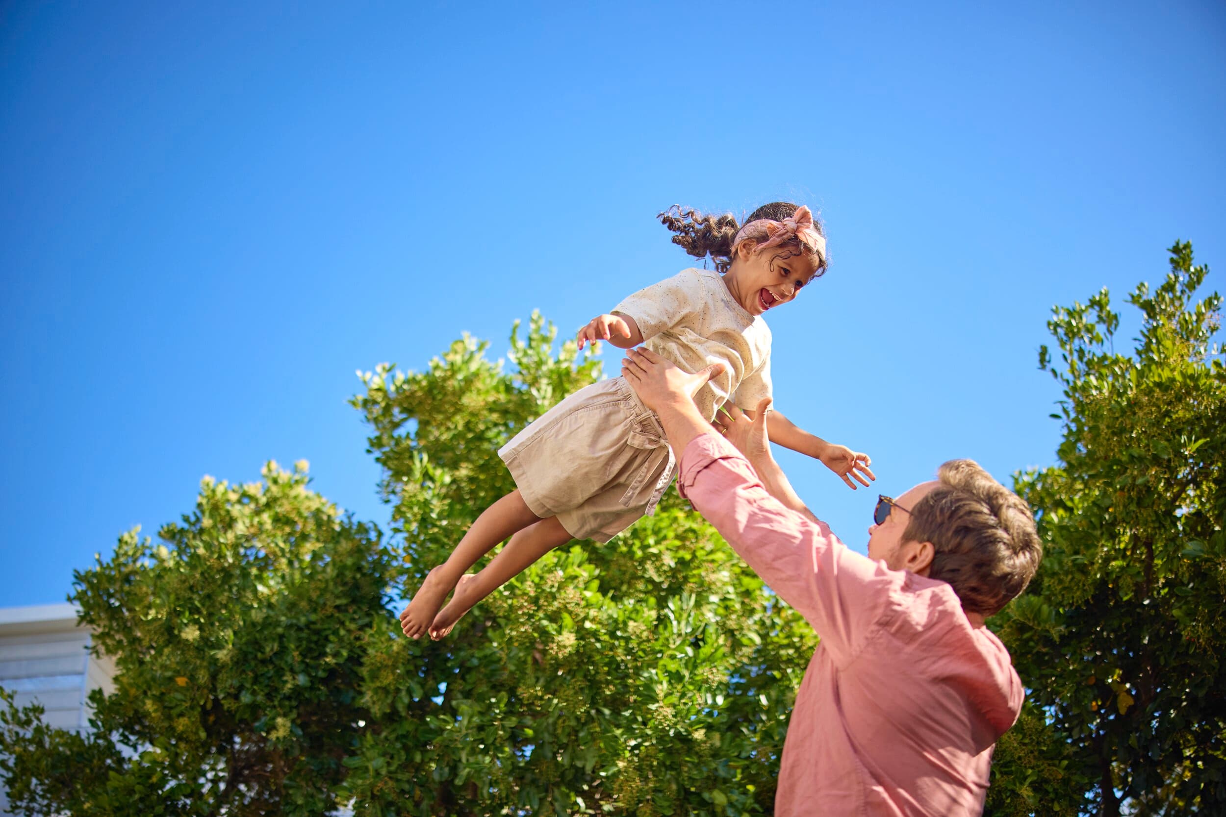Petite fille volant dans les airs portée par son père | Vaillant
