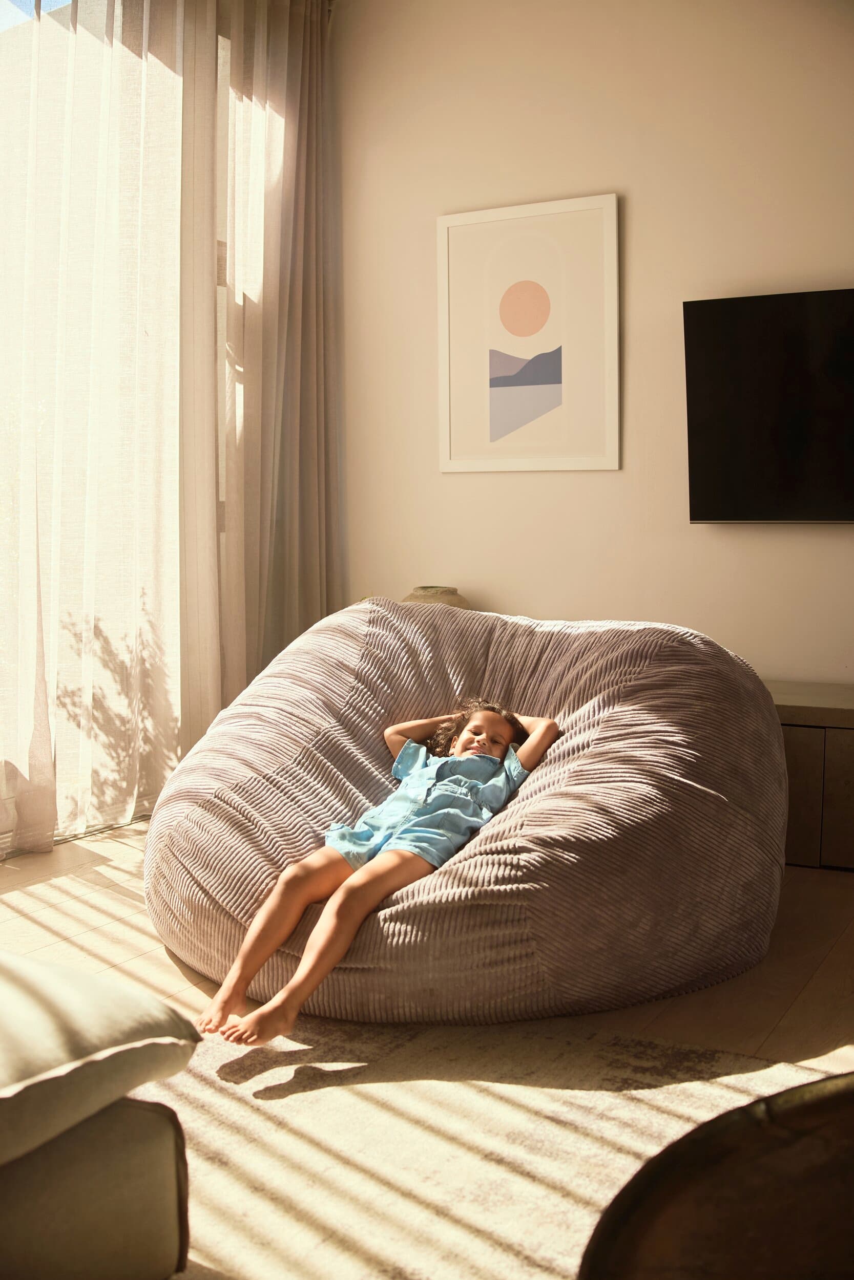 Une fille se détend dans un pouf | Vaillant