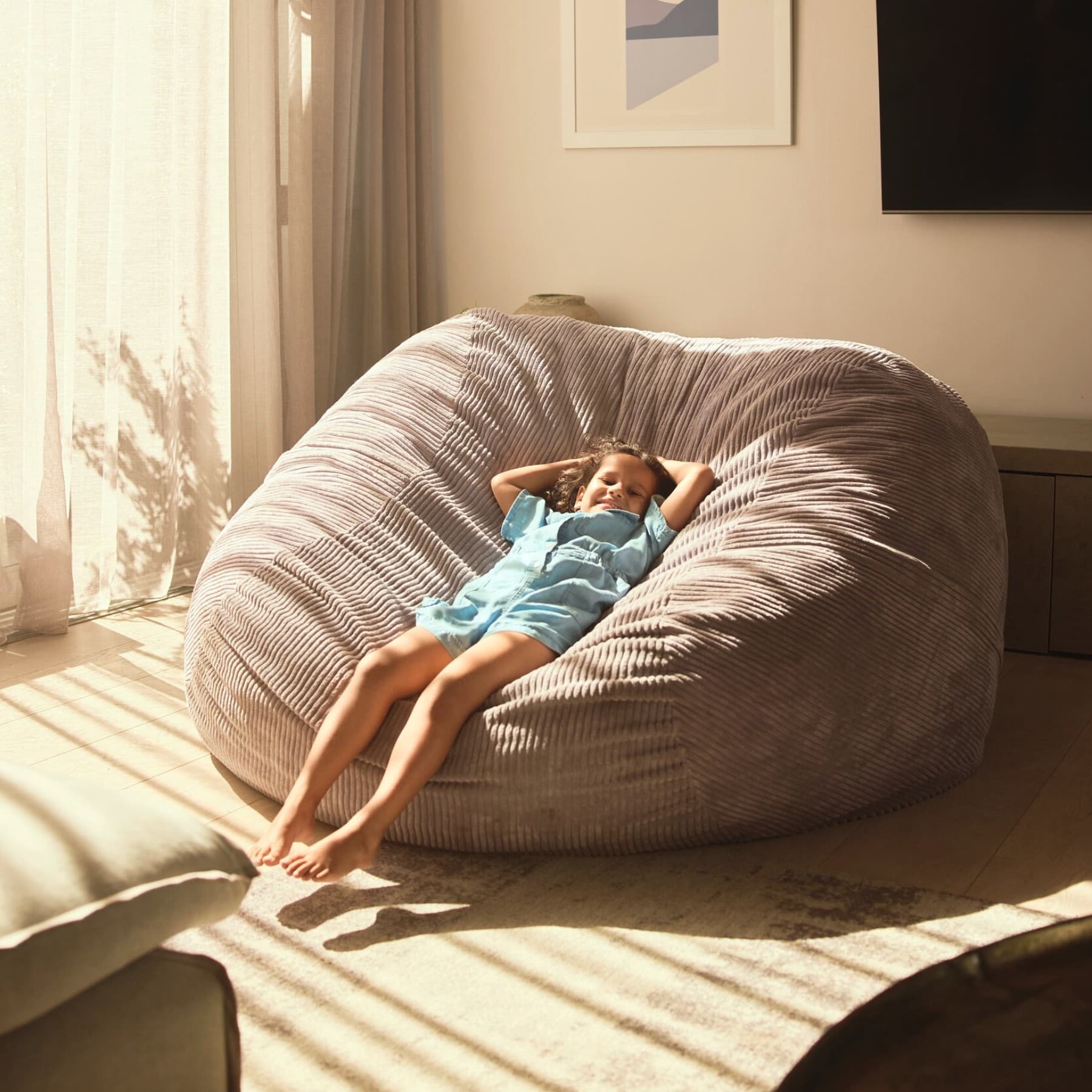 Enfant se relaxant sur un pouf | Vaillant