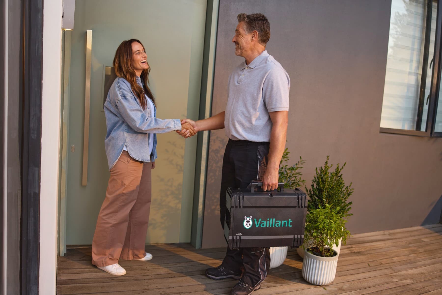 Propriétaire accueillant un installateur | Vaillant