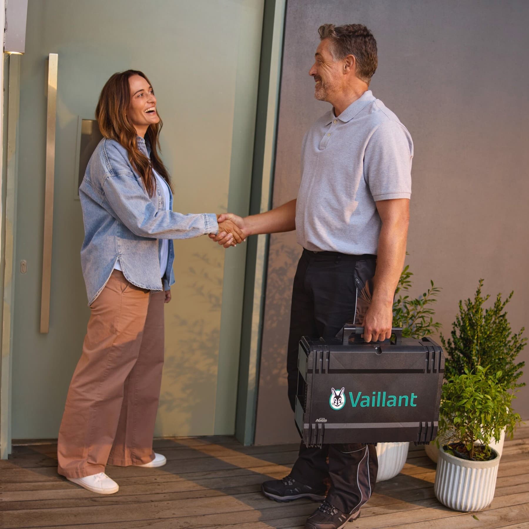 Un installateur et un particulier se serrent la main | Vaillant