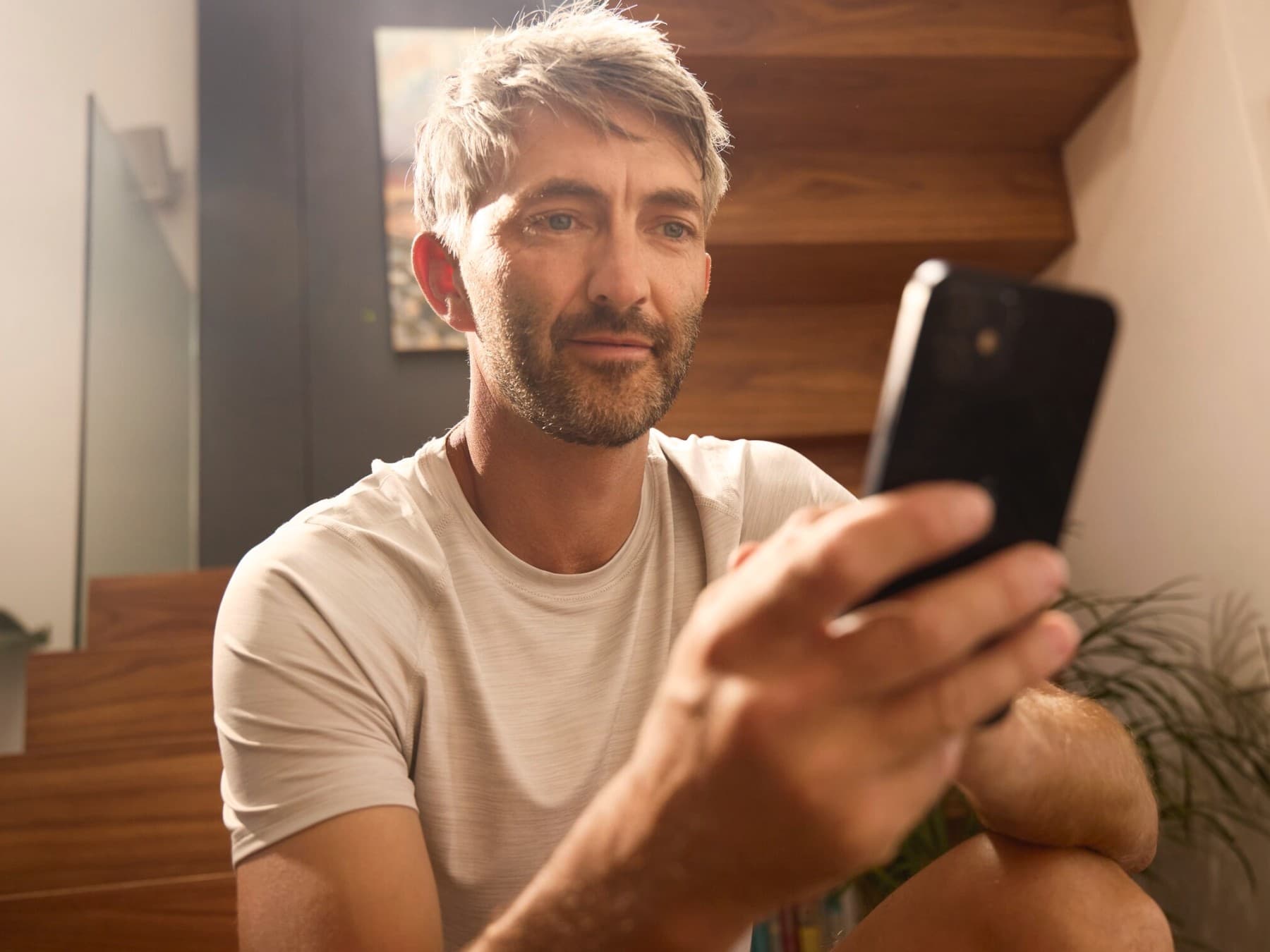 Homme utilisant son téléphone portable | Vaillant