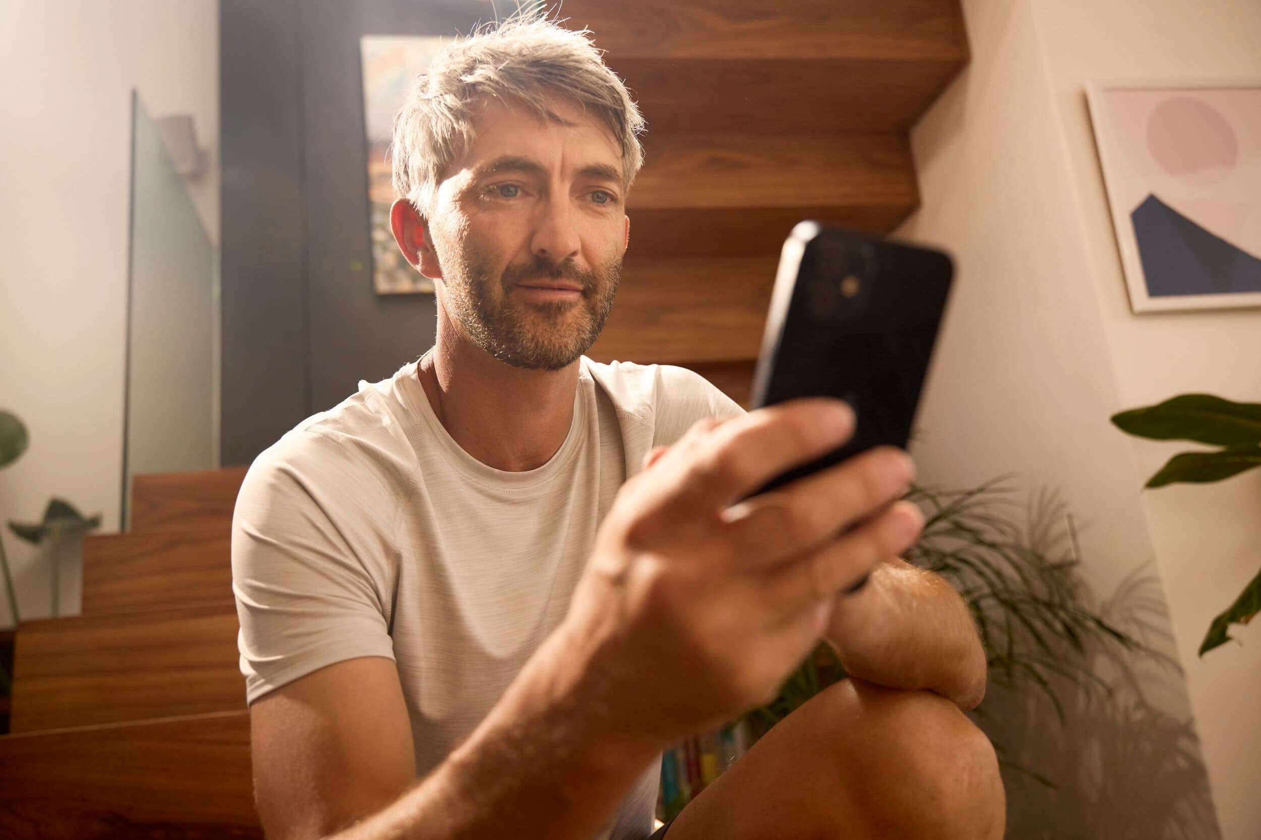 Homme contrôlant sa consommation | Vaillant