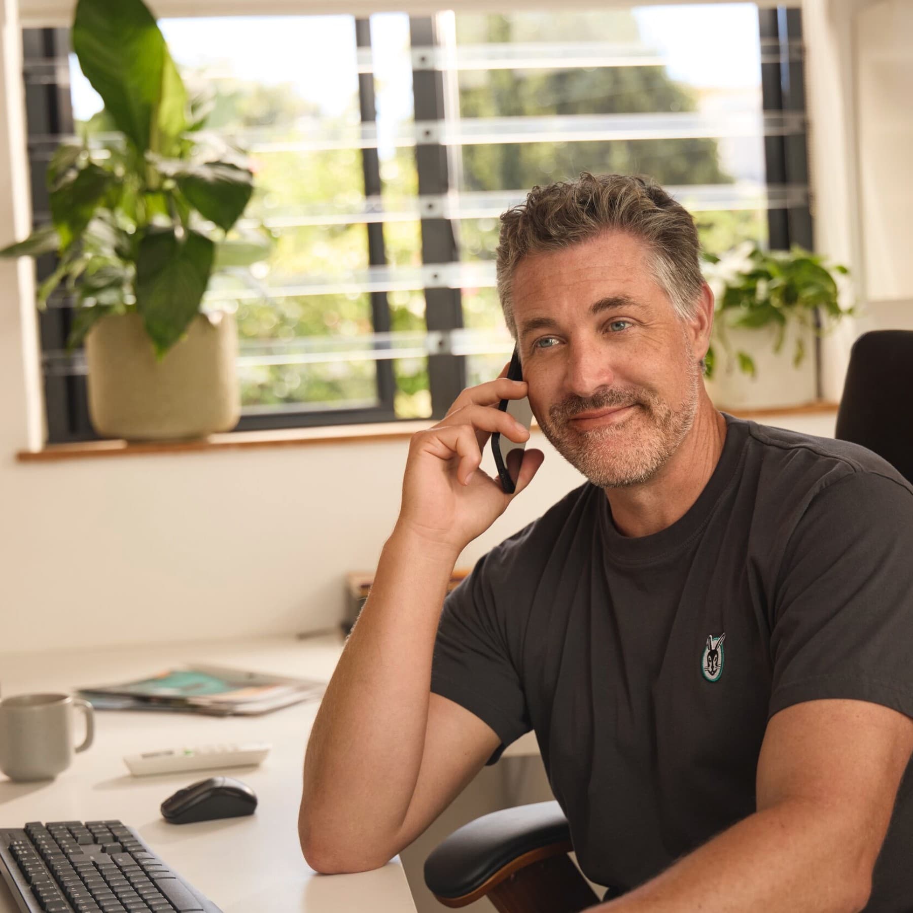 Installateur au téléphone dans son bureau