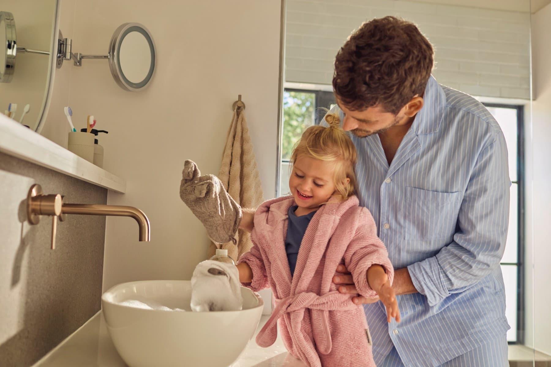 Un père et sa fille jouant dans un évier | Vaillant