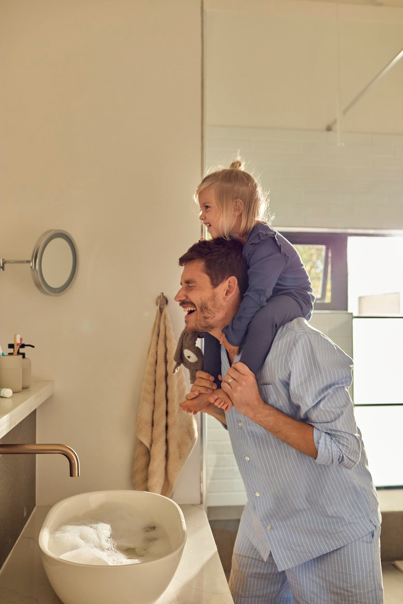 Un père et son enfant jouant dans leur salle de bain | Vaillant