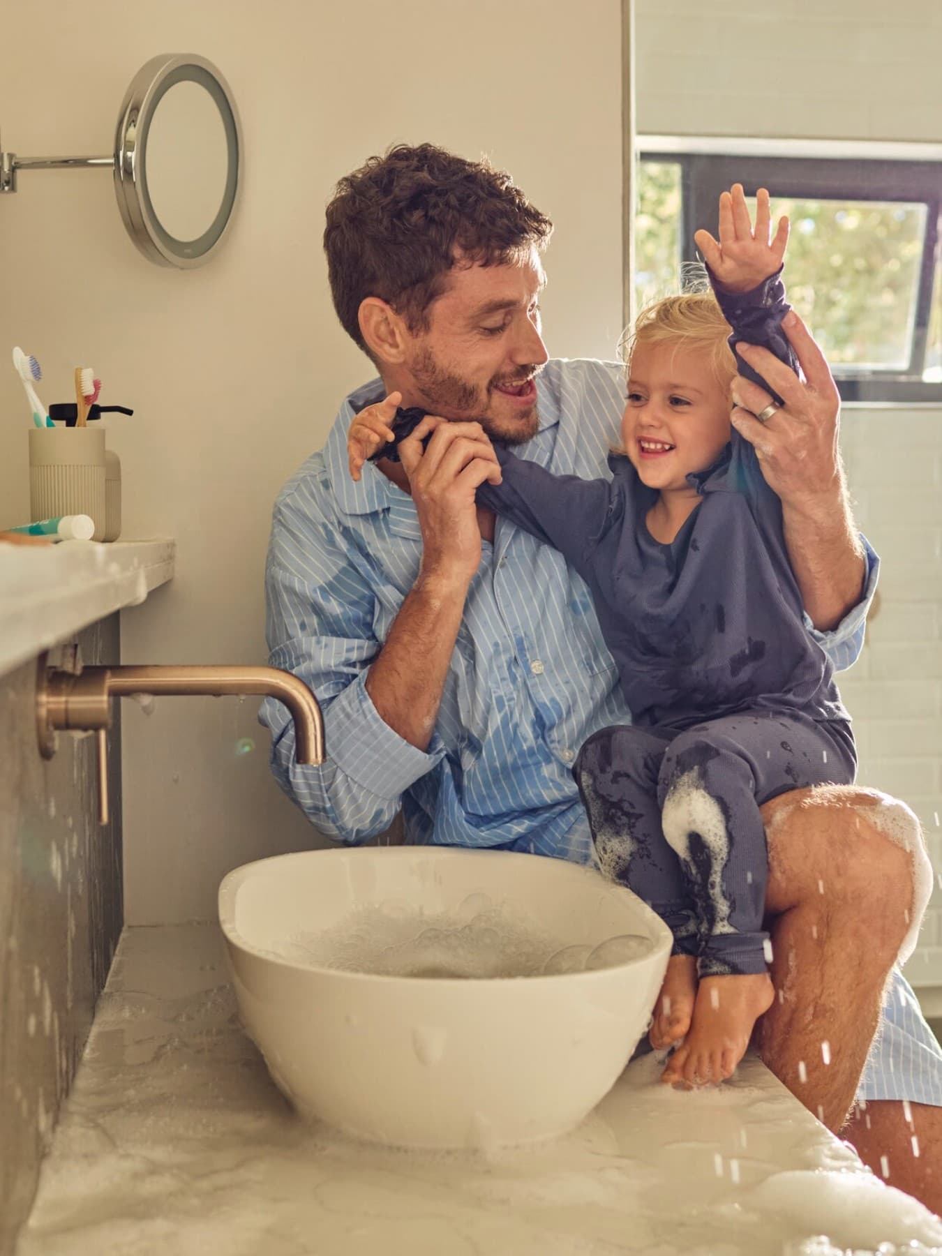 Père et fille dans la salle de bain | Vaillant