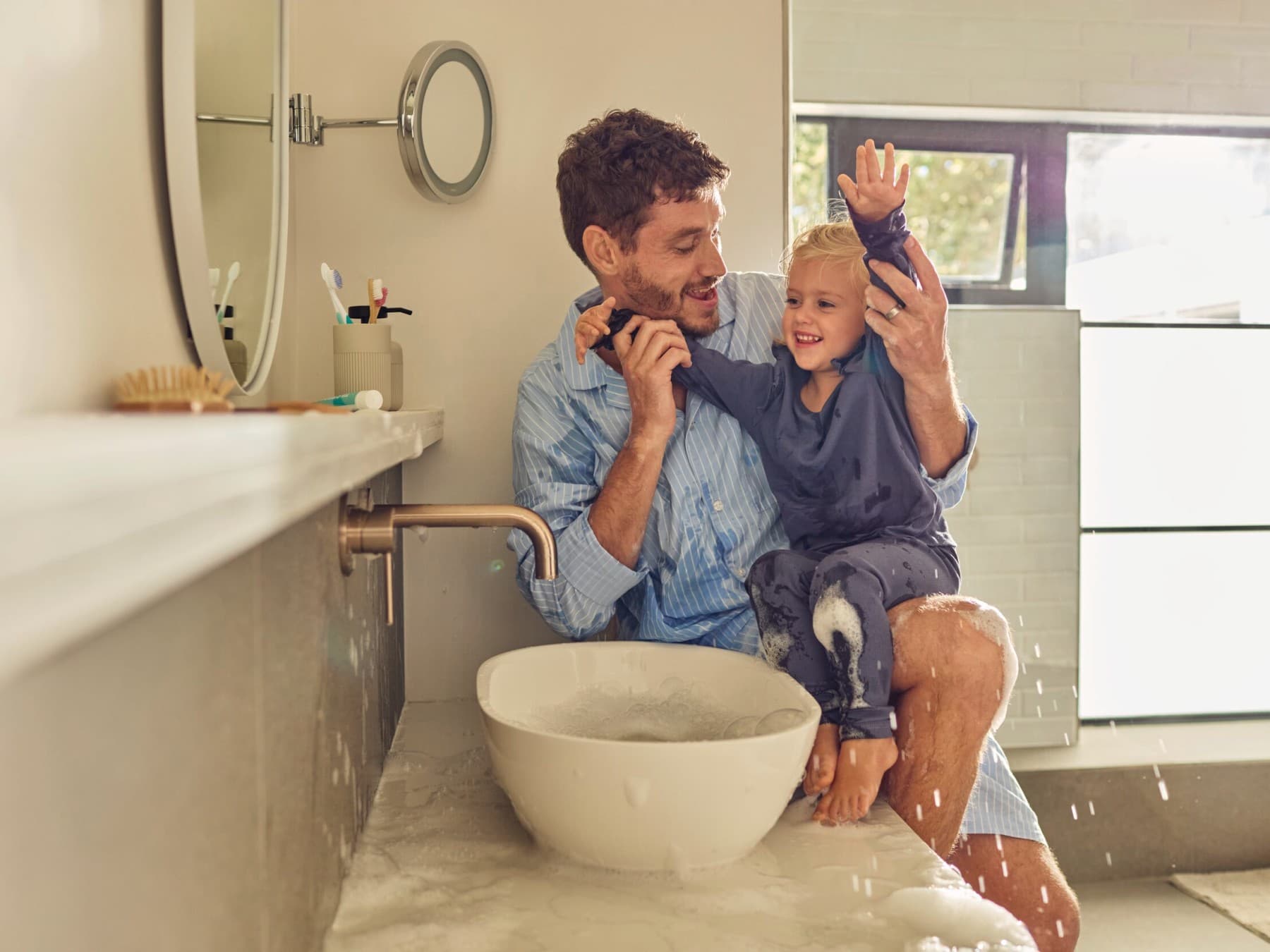 Père et fille dans la salle de bain | Vaillant