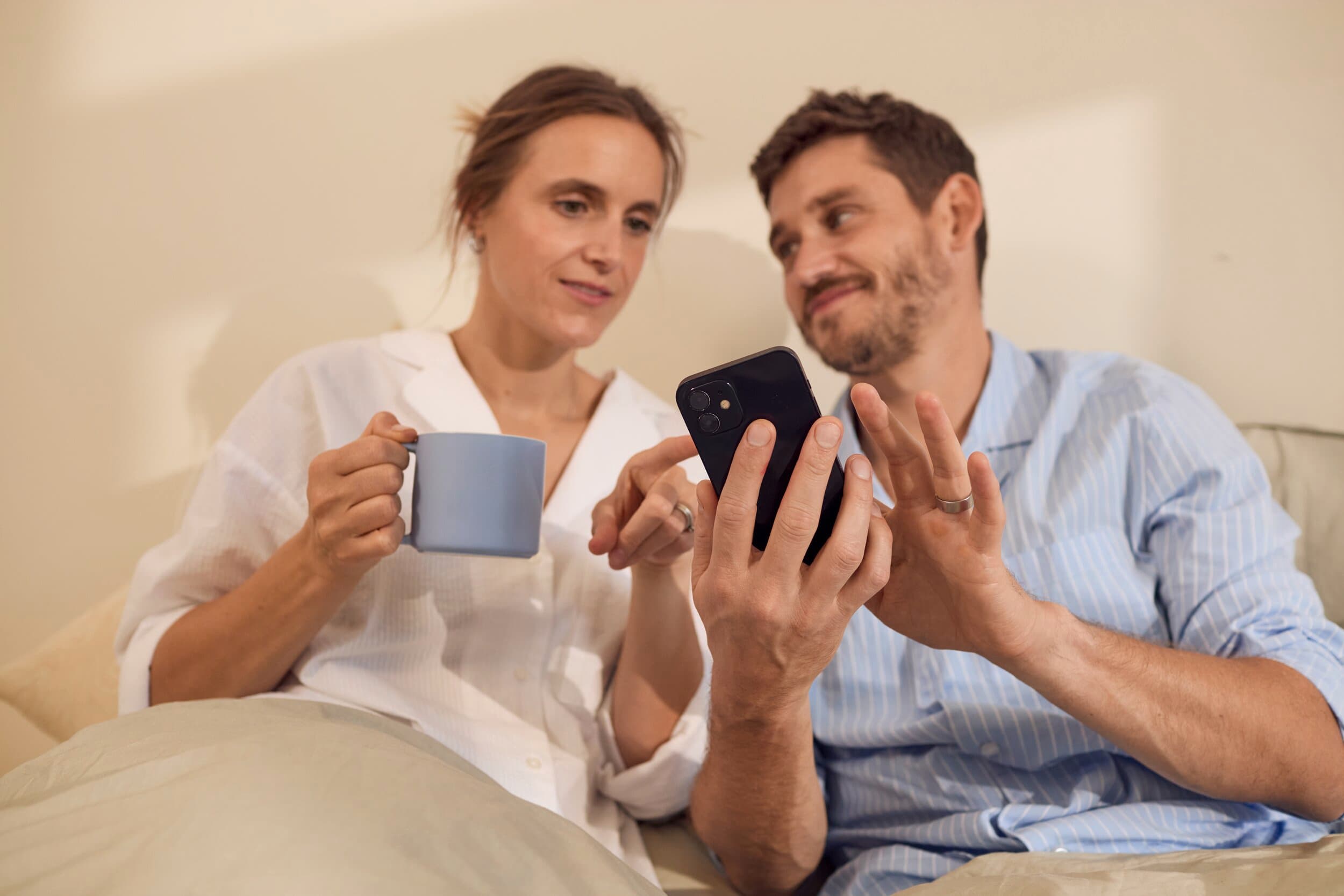 Couple contrôlant leur consommation d'énergie | Vaillant