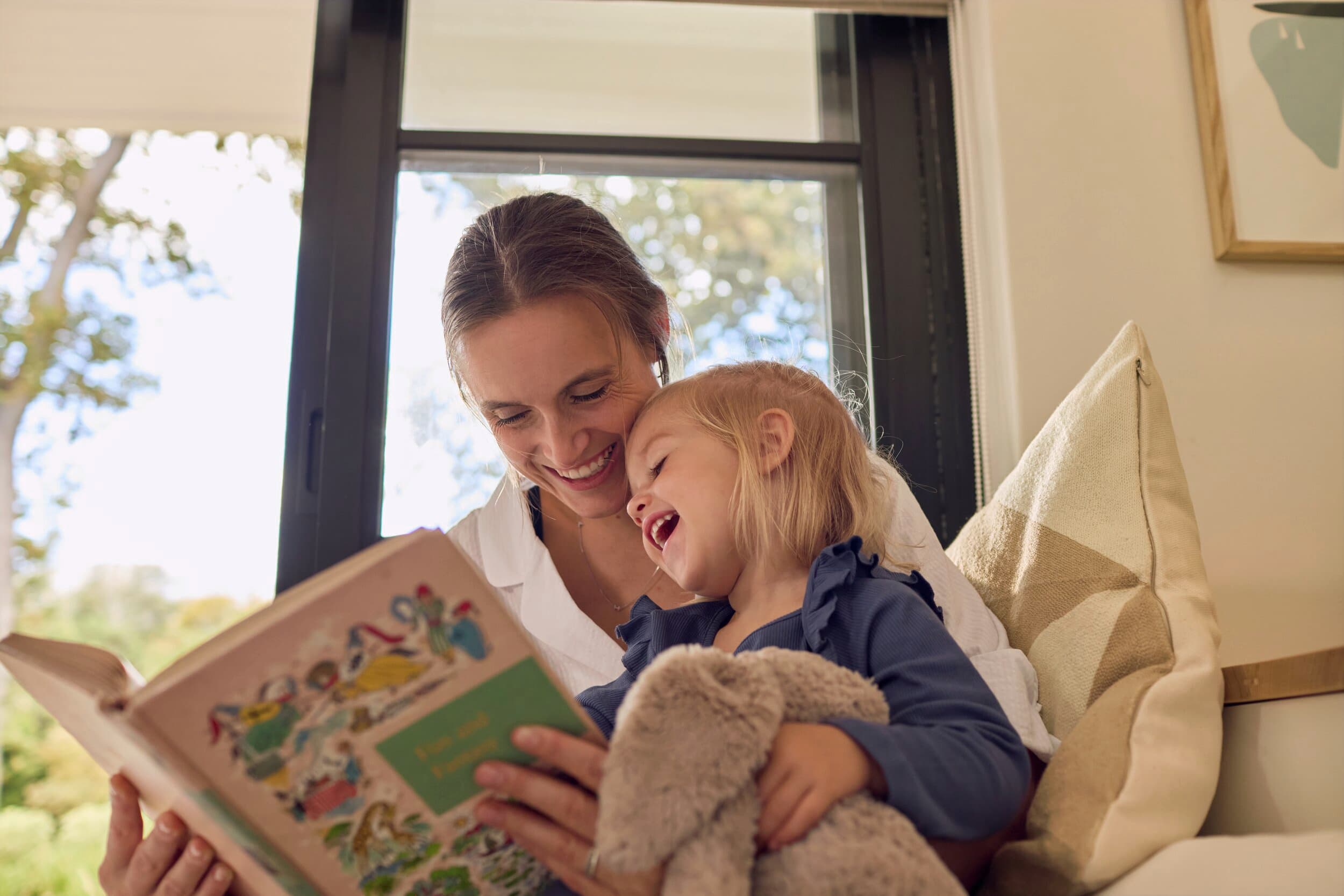 Une mère lit un livre à son enfant | Vaillant