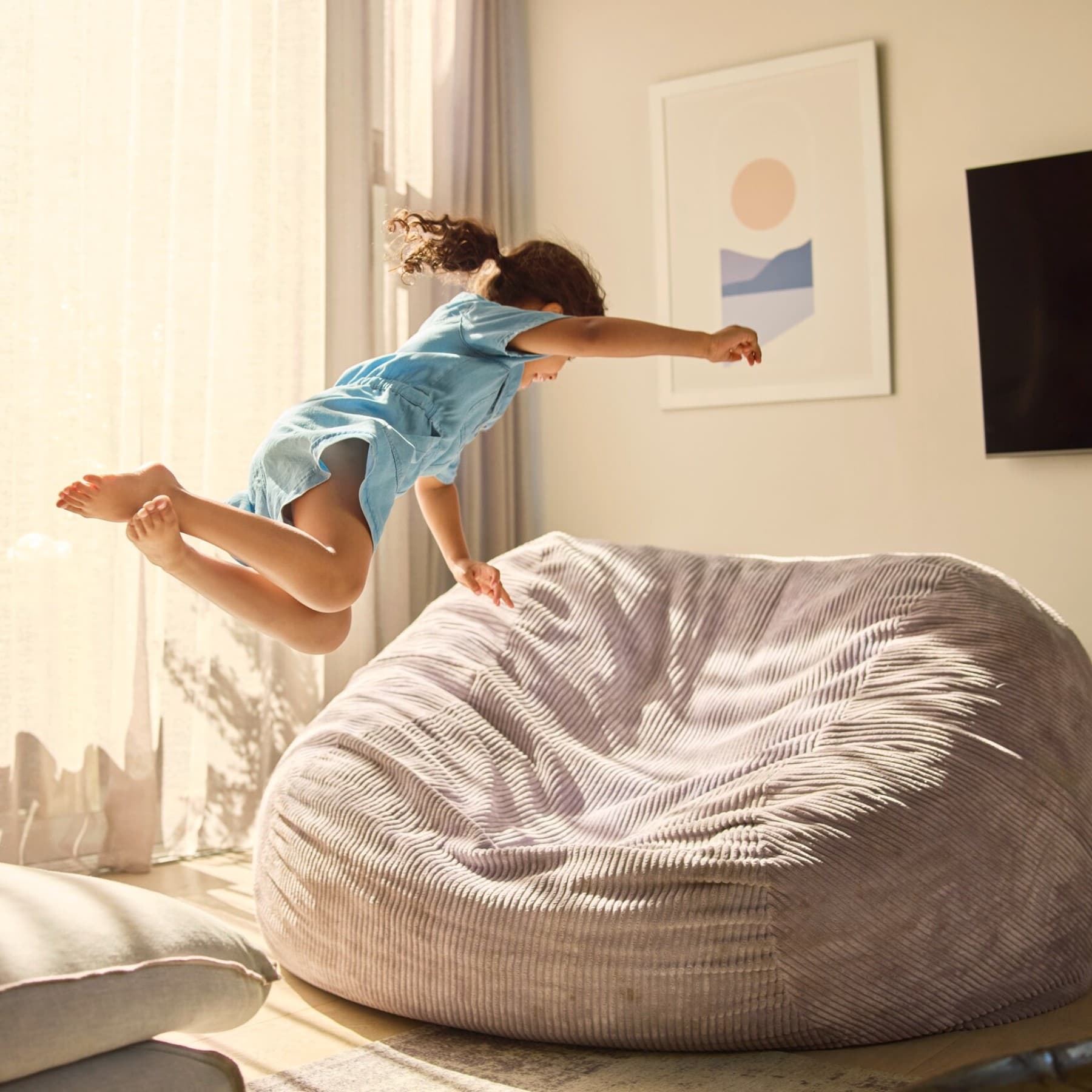 Une petite fille saute sur son lit | Vaillant