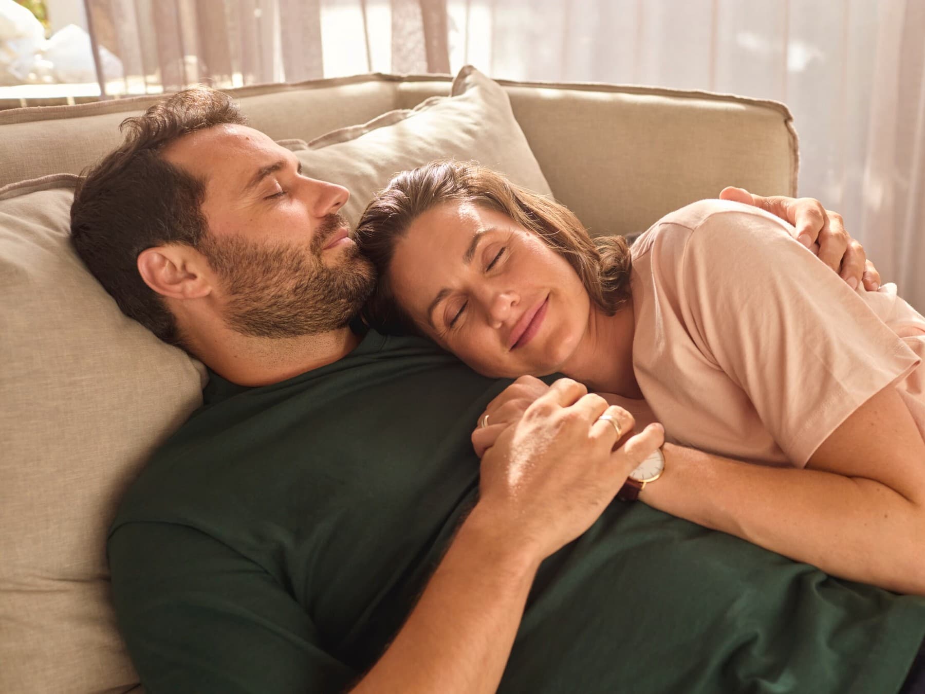 Couple profitant du confort thermique de leur maison grâce à leur système de chauffage hydronique | Vaillant