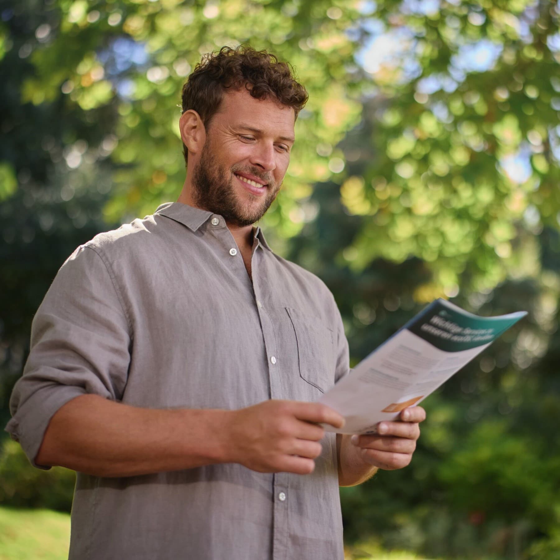 Homme lisant une brochure | Vaillant