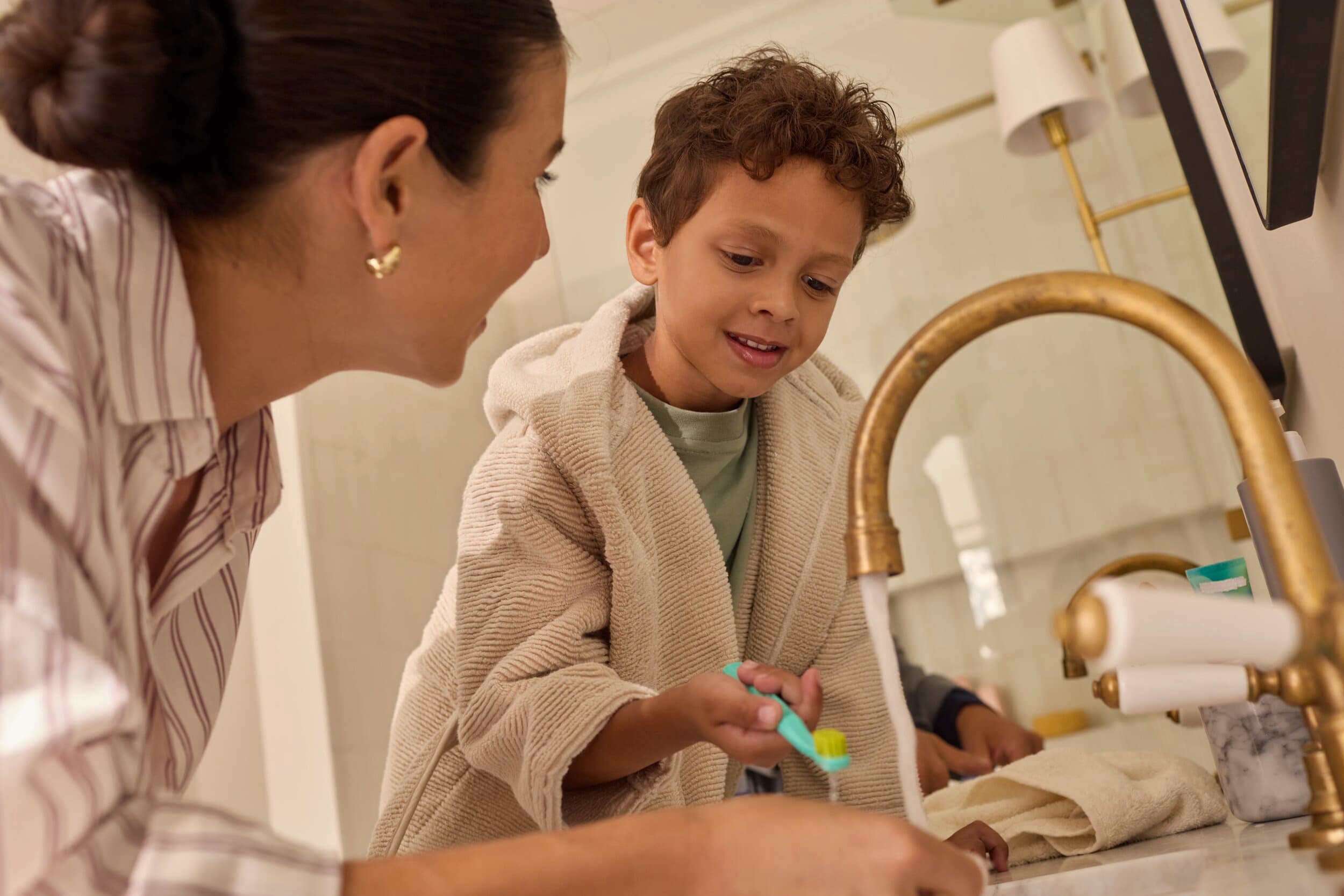 Enfant se brossant les dents | Vaillant